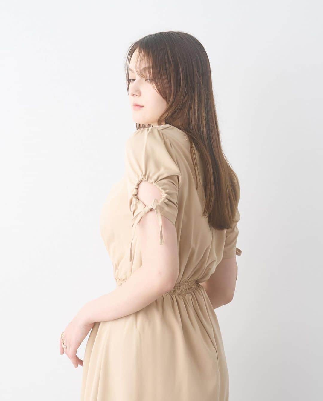 ドロシーズのインスタグラム：「.   ･gathered sleeve onepiece col:beige size:free  ￥6,820 tax in  袖のリボンを結ぶことによってできるボリュームのあるギャザースリーブがポイント。 Vネックのデコルテラインが綺麗にみせてくれます。 ウエストのゴムでスタイルアップが叶います。 ━━━━━━━━━━━━━━━ ZOZOにて発売中 TOPページURLからチェック✔︎ ━━━━━━━━━━━━━━━ @drwcys_official  #drwcys  #ドロシーズ #23ss  #フェミニン  #フェミニンコーデ  #ワンピース  #onepiece  #zozotown  #ゾゾタウン」