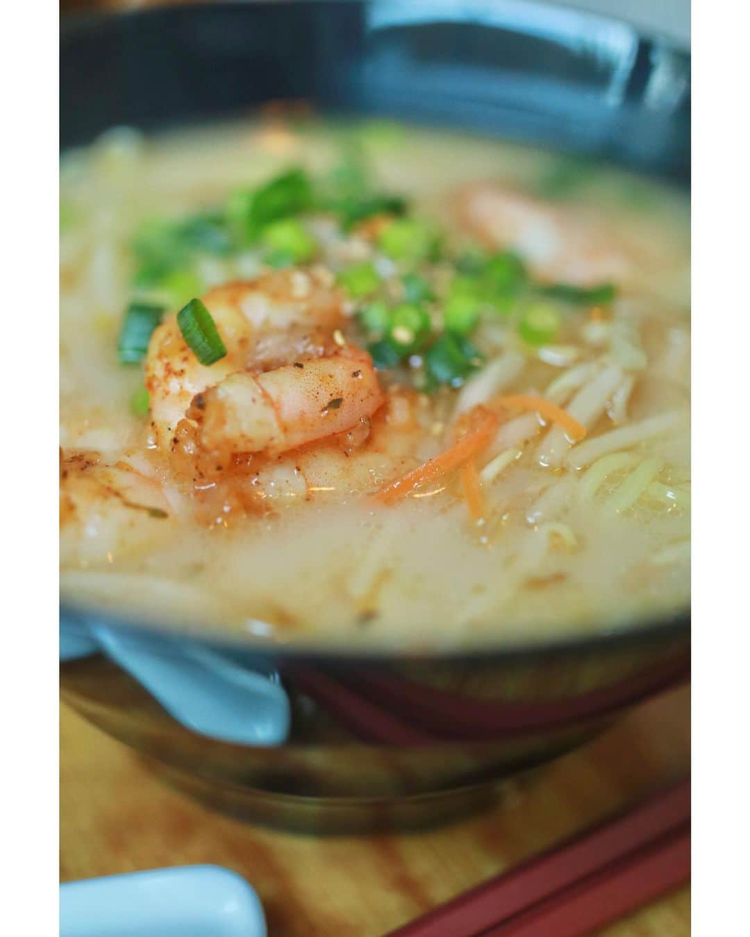 斎藤ちはるさんのインスタグラム写真 - (斎藤ちはるInstagram)「大好きな鶏白湯ラーメン🤤 . 暑い日も、暑い日だからこそ?、食べたくなる！！ . . #今日 #暑かった ですね… #明日 も #明後日 も #熱中症 には #お気を付けて！ #ネギ が #エビ の上に #乗っかってた #chihashot . . #斎藤ちはる#テレビ朝日アナウンサー#テレビ朝日#テレ朝#アナウンサー#白湯ラーメン#鶏白湯#鶏白湯ラーメン#海老#ラーメン#ラーメン好き#ディズニーランド#チャイナボイジャー#カメラ#ミラーレス#ミラーレス一眼#ミラーレスカメラ#ミラーレスのある生活#🍜」5月17日 20時45分 - chiharu_saito_ex