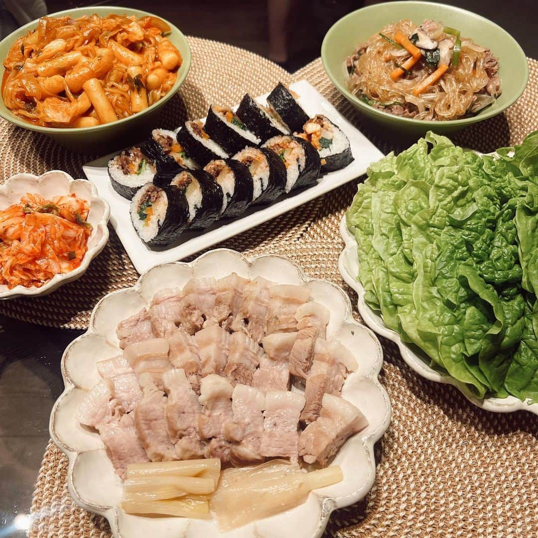 浪花ほのかのインスタグラム：「韓国料理の日🇰🇷❣️  ・ポッサム ・キンパ ・チャプチェ ・ラッポッキ  友達がお家に来たので韓国料理🥰 ラッポッキはインスタントに頼りました🥲 トッポギはインスタントが美味しい。笑  #韓国料理 #ポッサム #キンパ #チャプチェ #手作り料理 #今日の夜ご飯」