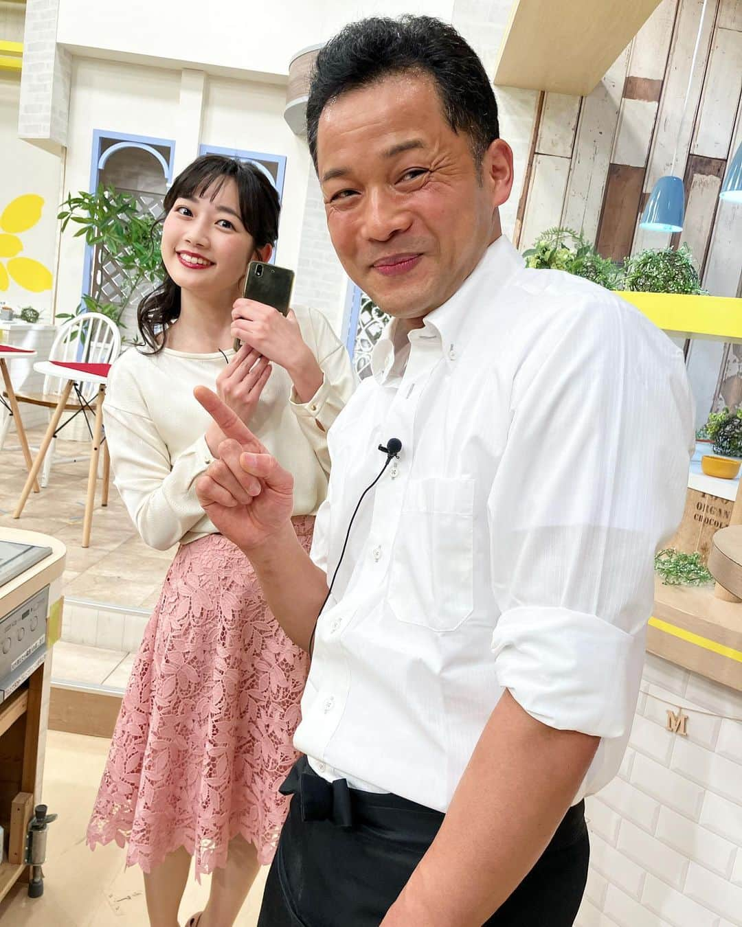 松本亜美さんのインスタグラム写真 - (松本亜美Instagram)「今日も新潟一番をご覧いただきありがとうございました😊 今日から新潟伊勢丹で「新潟一番全国グルメフェスティバル」が開催されるということで、会場からの生中継をメインに番組をお送りしました👀  スタジオ試食あり、さらに夕方レシピでローストビーフユッケ丼もいただいたので、放送終了後は幸せな満腹状態でした🌟 少し早めの夜ご飯ということで、全て美味しくいただきました🌱  先週から堀さんと共に夕方レシピをお送りしていまして、今日はヒロ先生とのスリーショットを📸  中継メンバーからのお裾分けでフルーツタルトをいただきました🍓 自撮りをしようとしたら、先輩ディレクターさんが撮るよー！！！と言ってくださった瞬間の若干ブレた写真と、カメラの向こう側で全力で変顔をしてくださった時の爆笑寸前の写真を載せちゃいます😂  #teny #テレビ新潟  #夕方ワイド新潟一番  #スタジオ #MC #生中継 #盛りだくさん  #新潟一番全国グルメフェスティバル #スタート  #食の旅に出ましょう！！ #夕方レシピ #野股正宏先生 #ヒロクッキングスタジオ #ローストビーフユッケ丼  #アナウンサー  #堀敏彦 さん #松本亜美」5月17日 20時50分 - ami_matsumoto_teny