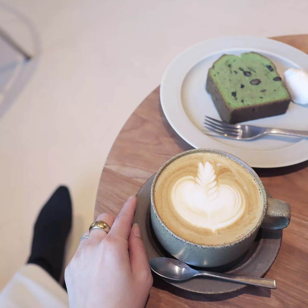 Eri Satoのインスタグラム：「【☕VERVE COFFEE☕】 · 結構前のだけど📷 お店のお兄さんが コーヒーの種類を丁寧に説明してくれるもんだから コーヒー以外の存在に 気付けなかったときのチョイス😇 · · 【VERVE COFFEE】 〒150-0013 東京都渋谷区恵比寿4丁目20−7  ガーデンプレイス センタープラザ 1F · · #恵比寿#恵比寿ガーデンプレイス#恵比寿カフェ #カフェ#コーヒー#パウンドケーキ#さとえりCAFE」