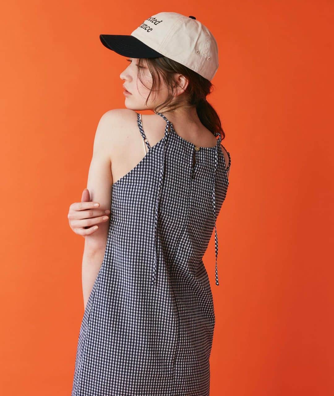 Ungridさんのインスタグラム写真 - (UngridInstagram)「This week new___________  #ギンガムチェックフィットキャミワンピース　 ¥13,200(tax in) ネイビー / パープル / ベージュ  #ギンガムチェックハーフスリーブシャツ　 ¥8,800(tax in) ネイビー / パープル / ベージュ  ワンピースは身体にフィットするデザインで大人っぽく上品に見せてくれます。  テキスタイルは凹凸感のあるギンガムチェックでトレンド感とラフさのある印象に。   肩のダブルストラップも単調に見せないデザインポイントです。   シャツはゆったりとラフに羽織れるサイズ感。   ボタンはシェルボタンを使用し、よりラフ感のある仕上がりに。   ___________________________________ 下記 アカウントTOPページリンクより 各サイトをご覧下さい🔗  RUNWAY channel▶︎ @ungrid_official ZOZOTOWN▶︎ @ungrid_staffsnap  #Ungrid #ungrid_official #RUNWAYchannel #zozotown」5月17日 11時52分 - ungrid_official