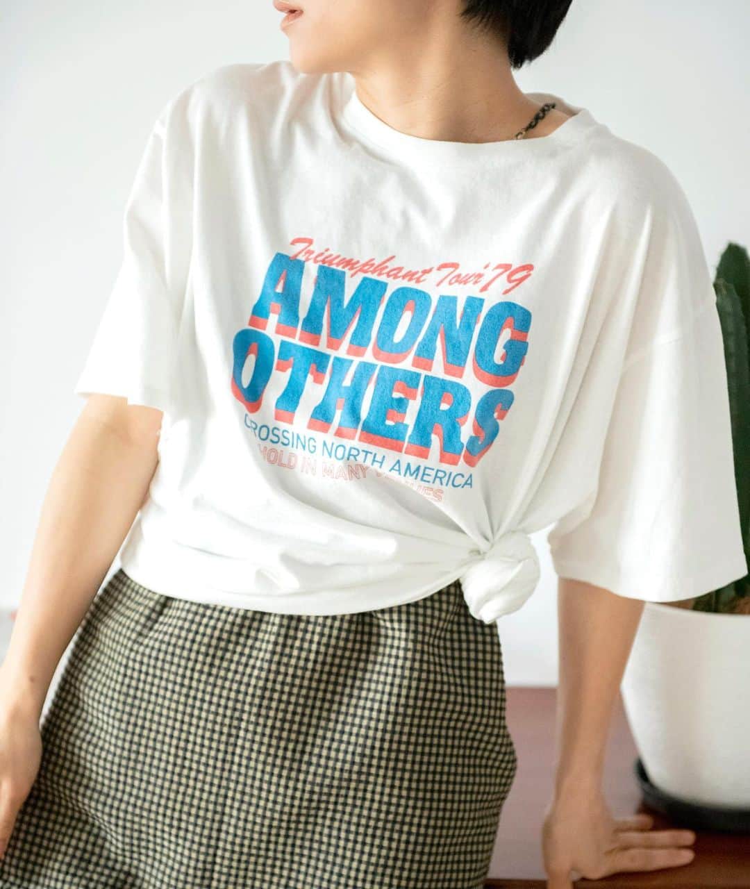 Ungridさんのインスタグラム写真 - (UngridInstagram)「This week new___________  #ギンガムチェックフィットキャミワンピース　 ¥13,200(tax in) ネイビー / パープル / ベージュ  #ギンガムチェックハーフスリーブシャツ　 ¥8,800(tax in) ネイビー / パープル / ベージュ  ワンピースは身体にフィットするデザインで大人っぽく上品に見せてくれます。  テキスタイルは凹凸感のあるギンガムチェックでトレンド感とラフさのある印象に。   肩のダブルストラップも単調に見せないデザインポイントです。   シャツはゆったりとラフに羽織れるサイズ感。   ボタンはシェルボタンを使用し、よりラフ感のある仕上がりに。   ___________________________________ 下記 アカウントTOPページリンクより 各サイトをご覧下さい🔗  RUNWAY channel▶︎ @ungrid_official ZOZOTOWN▶︎ @ungrid_staffsnap  #Ungrid #ungrid_official #RUNWAYchannel #zozotown」5月17日 11時52分 - ungrid_official