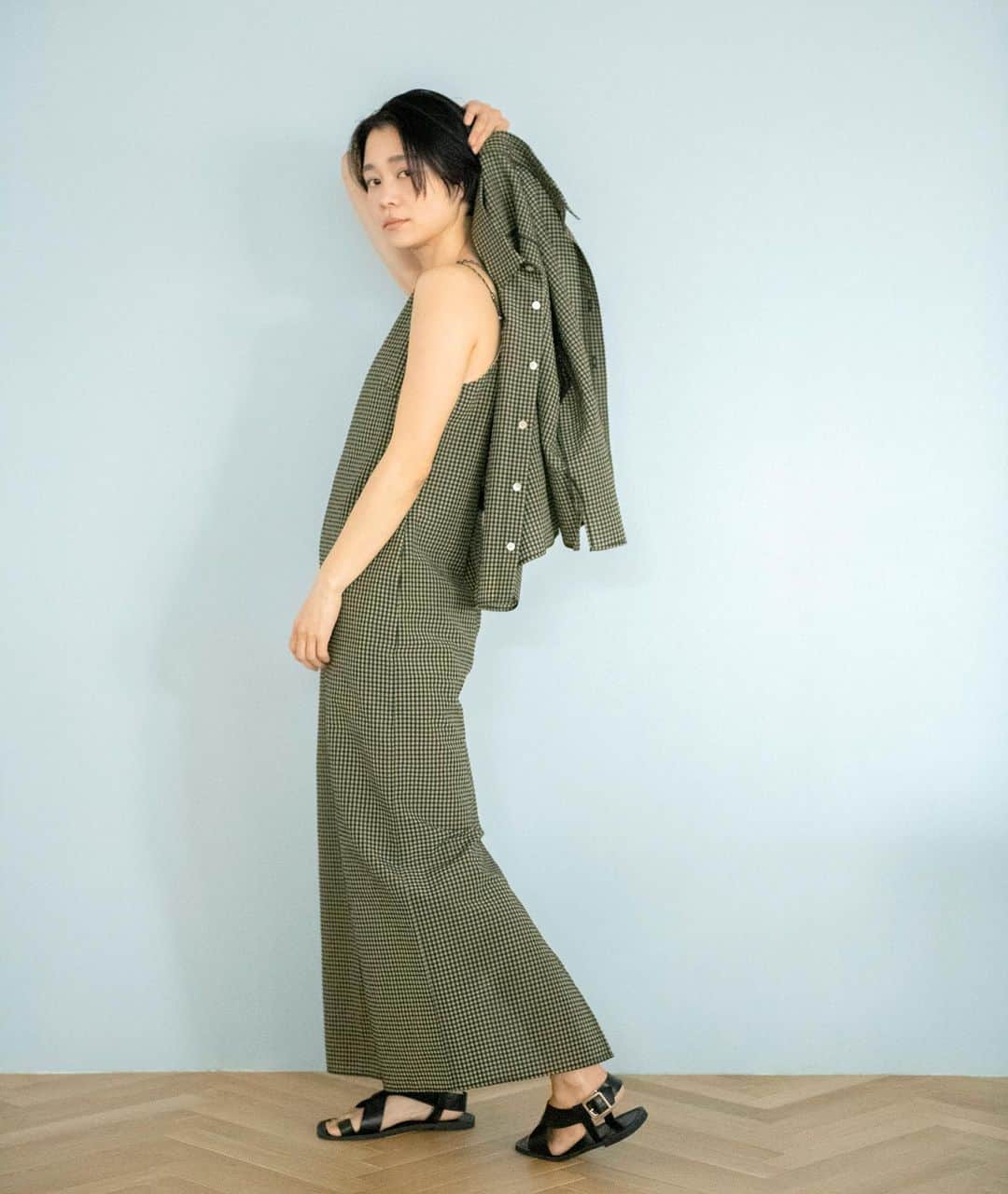 Ungridさんのインスタグラム写真 - (UngridInstagram)「This week new___________  #ギンガムチェックフィットキャミワンピース　 ¥13,200(tax in) ネイビー / パープル / ベージュ  #ギンガムチェックハーフスリーブシャツ　 ¥8,800(tax in) ネイビー / パープル / ベージュ  ワンピースは身体にフィットするデザインで大人っぽく上品に見せてくれます。  テキスタイルは凹凸感のあるギンガムチェックでトレンド感とラフさのある印象に。   肩のダブルストラップも単調に見せないデザインポイントです。   シャツはゆったりとラフに羽織れるサイズ感。   ボタンはシェルボタンを使用し、よりラフ感のある仕上がりに。   ___________________________________ 下記 アカウントTOPページリンクより 各サイトをご覧下さい🔗  RUNWAY channel▶︎ @ungrid_official ZOZOTOWN▶︎ @ungrid_staffsnap  #Ungrid #ungrid_official #RUNWAYchannel #zozotown」5月17日 11時52分 - ungrid_official
