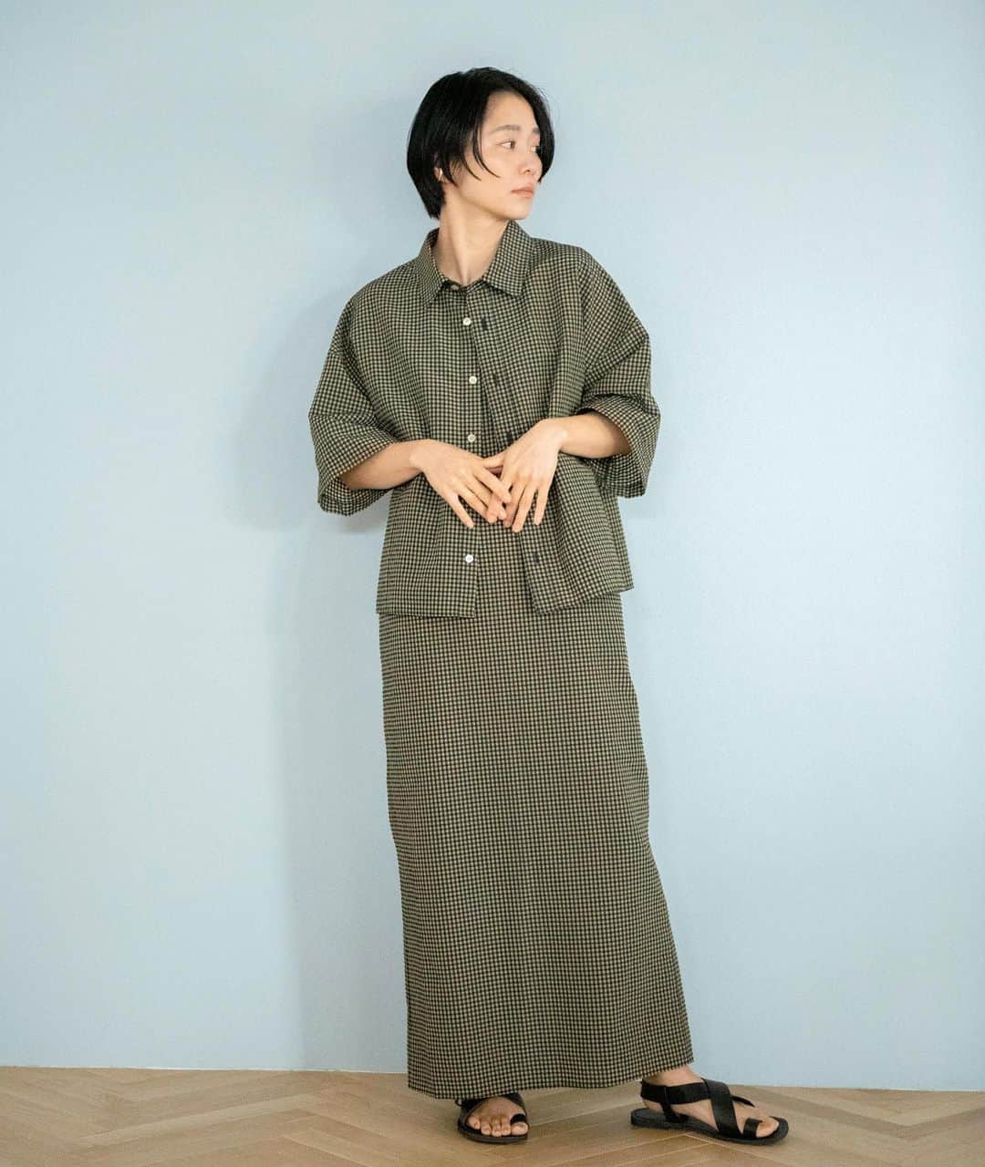 Ungridさんのインスタグラム写真 - (UngridInstagram)「This week new___________  #ギンガムチェックフィットキャミワンピース　 ¥13,200(tax in) ネイビー / パープル / ベージュ  #ギンガムチェックハーフスリーブシャツ　 ¥8,800(tax in) ネイビー / パープル / ベージュ  ワンピースは身体にフィットするデザインで大人っぽく上品に見せてくれます。  テキスタイルは凹凸感のあるギンガムチェックでトレンド感とラフさのある印象に。   肩のダブルストラップも単調に見せないデザインポイントです。   シャツはゆったりとラフに羽織れるサイズ感。   ボタンはシェルボタンを使用し、よりラフ感のある仕上がりに。   ___________________________________ 下記 アカウントTOPページリンクより 各サイトをご覧下さい🔗  RUNWAY channel▶︎ @ungrid_official ZOZOTOWN▶︎ @ungrid_staffsnap  #Ungrid #ungrid_official #RUNWAYchannel #zozotown」5月17日 11時52分 - ungrid_official