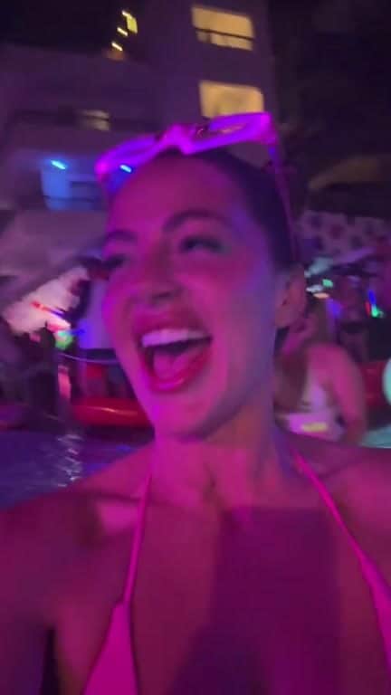 Abigail Macのインスタグラム：「Neon Bikini Party at @xbizshows so much fun 🥳🥳🥳」