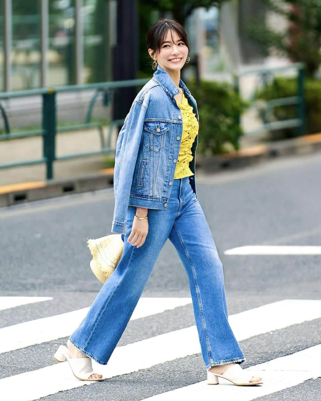 石井里奈さんのインスタグラム写真 - (石井里奈Instagram)「前回紹介したリールの写真版📷  @amazonfashionjp  . 写真もとっても素敵に撮ってもらえたので！🙋✨ 今月はJeans特集で、豊富なジーンズセレクションが❤️ . この撮影で久々にスキニー履いて、上ボリュームあるトップスと合わせるとメリハリあってカッコよく着られるなぁと学び👏💕 コーデがどれもほんと参考になる！ デニムもいろいろカラーもあるから楽しいよね💕👖 . ぜひページチェックしてみてね💛 . #amazonfashion #amazonで発見 #アマゾン #pr #jeans #デニムコーデ #コーデ #コーディネート #夏コーデ #カジュアルコーデ #着回しコーデ #デニム #デニムオンデニム #jeansfashion」5月17日 11時55分 - ri7tin1025