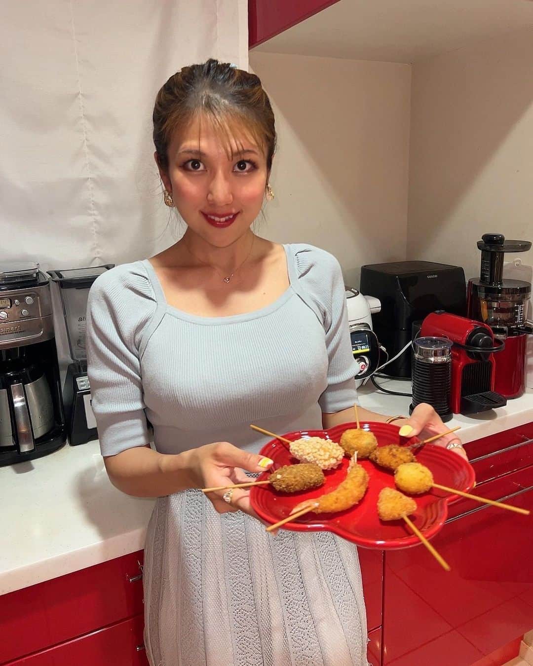神谷麻美さんのインスタグラム写真 - (神谷麻美Instagram)「#串かつ凡 の#ミシュランセット を#お取り寄せ したよ💖🧚‍♂️🌈💖✨️  冷凍のまま揚げるだけの簡単調理で、 すごい サクサクッ💖でとても美味しいよ💖🥰💖✨️  私は特に魚介のスペシャル、あさりクリームコロッケ、カマンベールチーズが好き🥰💖✨️  ミシュラン一つ星を獲得した名店の上品な#串揚げ の味をご家庭でお気軽に💖🍀✨️  PR @bon.ec_  #串カツ #通販 #串かつ #ギフト #串かつ凡楽天市場」5月17日 11時55分 - asamice428