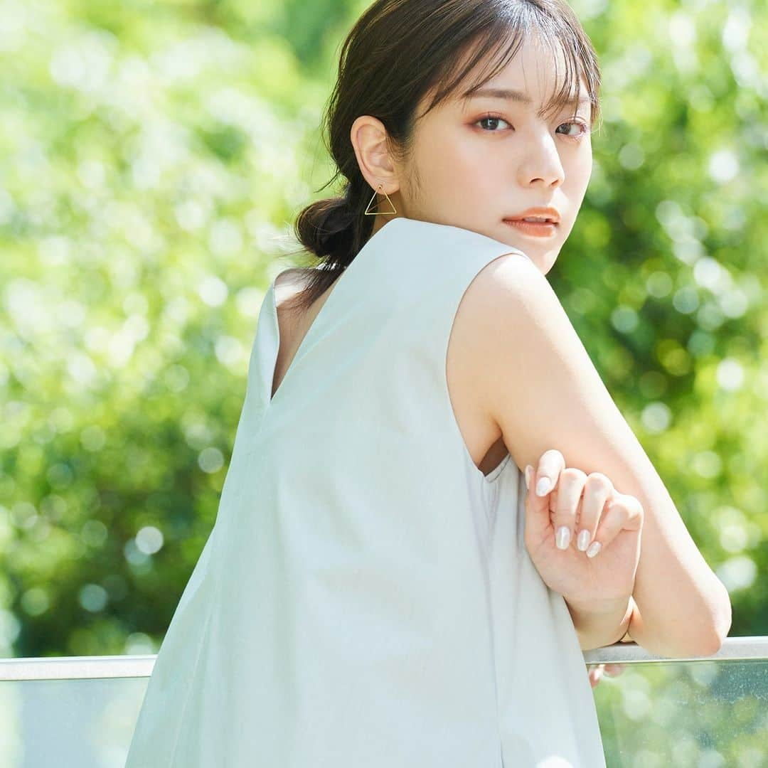 NATURAL BEAUTY BASICさんのインスタグラム写真 - (NATURAL BEAUTY BASICInstagram)「貴島明日香さんが素敵に着こなしてくださった 初夏の新作webカタログ、第1弾が大好評公開中♡  ■Ｖネックボリュームワンピース ¥13,420 tax in size:M/PS color:クロ/ライトグレージュ #0173240600  ■ワイドカフスシアーシャツ ¥7,920 tax in size:FR color:エクリュ/ダークブラウン/スティールブルー/ライムグリーン #0173110511  ---------------------------  Classic×Comfort Feat.Asuka Kijima  NBBから初夏を感じさせる NEWコレクションをデリバリー。 ボウタイブラウスにバイカラーのアンサンブルetc. シックなクラシカルアイテムと、 リラクシーなロングワンピやワイドパンツ… 対極的なテイストを融合させた、 フレッシュなスタイリングに注目です。  詳しくは @naturalbeautybasic_official プロフィールのURLより webカタログをチェック♪  #貴島明日香 さん #Vネックワンピース #サックワンピ-ス #シアーシャツ #ボリュームワンピース #初夏コーデ #夏コーデ #お出かけコーデ  #オフィスコーデ #オフィスカジュアル #通勤コーデ #大人可愛い #カラーコーデ  #着回しコーデ #きれいめカジュアル  #ベーシックコーデ #ベーシック #ナチュラルコーデ #トレンドスタイル #シンプルコーデ #ナチュラルビューティーベーシック #naturalbeautybasic」5月17日 12時00分 - naturalbeautybasic_official