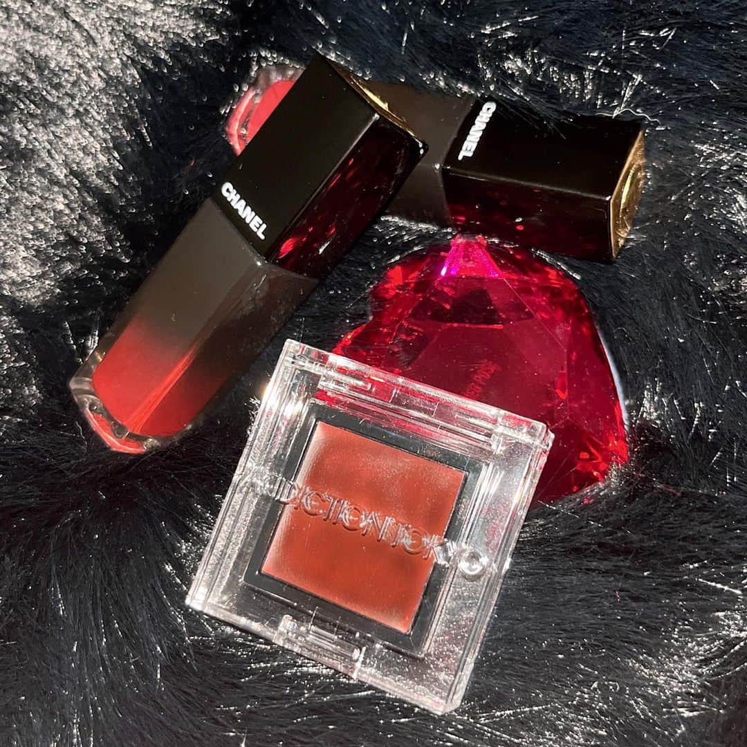 藍染カレンのインスタグラム：「すごく久しぶりに新しいコスメ買った 好きな色  CHANEL ルージュ アリュール ラック 74 79  ACDICTION ザ アイシャドウ ティント  Dark Rose 002T」