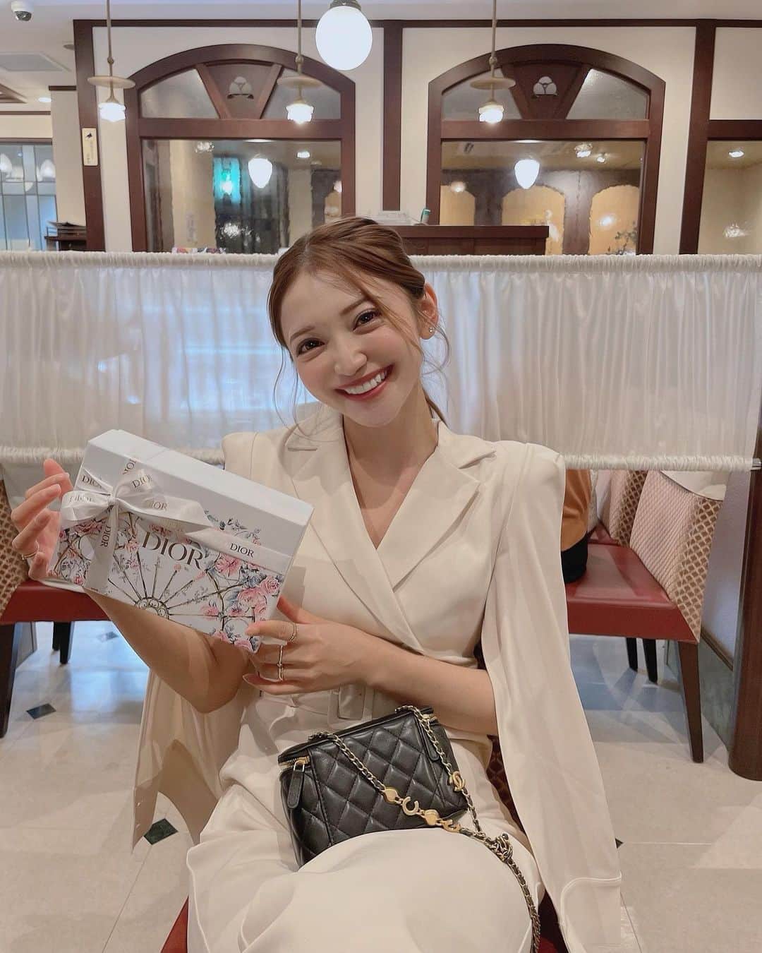 のインスタグラム：「不意のプレゼント🎁😆 𝕥𝕙𝕒𝕟𝕜 𝕪𝕠𝕦✨ . . DIORのBoxって全部可愛いよね❣️ . @diorbeauty  @dior  . . #大人かわいいコーデ #韓国ファッション #オルちゃんヘア #おるちゃんファッション #韓国メイク #オルチャンファッション #春夏コーデ #韓国コーデ #シンプルコーデ #zarafashion #ファッションコーデ #ヘアケア #ボディメイク #ヘアセット #ありがとう #thankyou #感謝」
