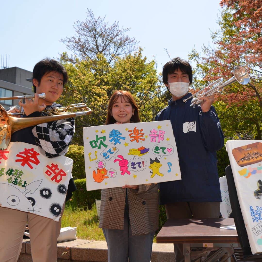 大阪教育大学のインスタグラム：「\\新入生の皆さん//  入りたい部活やサークルは見つかりましたか？  入学してから約1か月、まだまだ慣れないことがあるかと思いますが、サークルや授業などでの人との出会いを大切に、充実したキャンパスライフを過ごしてくださいね✨  写真は、令和5年度サークルストリートの様子でした📸  当日の様子は、プロフィール画面に記載しているURL（大学公式Webページ）でも紹介しています😊  #公式インスタグラム #国立大学 #大阪教育大学 #大教 #大教大 #OsakaKyoikuUniversity #OKU #人にまっすぐ。 #教員養成 #教育協働 #新入生 #サークル #部活 #新生活」