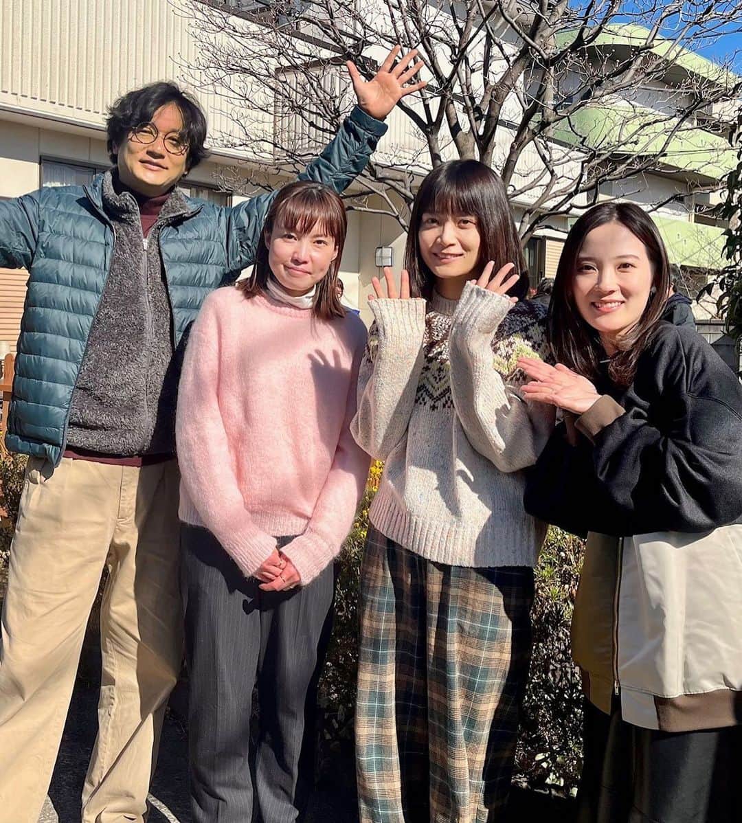 亜希子のインスタグラム：「こちらは、今秋に全国公開の映画『人生に詰んだ元アイドルは、赤の他人のおっさんと住む選択をした』(原作:大木亜希子)の撮影現場にお邪魔した時の写真です。  深川麻衣さん(@fukagawamai.official )がアキコを演じて下さる一報を聞いた瞬間、スッと視界が晴れるような、「この方しか、いない」という確信的な気持ちが心の中で芽吹きました。  私はSDN48、深川さんは乃木坂46。  所属をしていた組織は全く異なりますが、僭越ながら少し似た経験を持つため、その点においてもシンパシーを感じました。  深川さんの芝居を最初に拝見したのは、映画『愛がなんだ』でした。  柔らかい雰囲気の中に直感的な演技力が冴え、繊細な感情の細部をまっすぐ伝えるピュアさもあり、力強さも兼ね備え、なんて多面的な表情をする俳優さんだろうと思いました。  そして、井浦新さん(@el_arata_nest )がササポンを演じて下さると知った時も、凄く嬉しかったです。   ササポンさんが日々の生活の中で、さりげなく私に発していた素敵なセリフの数々を、いかにして素敵にならない様に、飾らない普通のおっさんとして仰ってくださるか。  この役柄はそこが大切に思いました。  井浦さんならさりげなく淡々と、しかし、素晴らしく見事に演じてくださるのだろう。  これまで沢山の出演作を拝見し、心を打たれてきた者として、そう確信しました。  現場でお話をさせて頂くと、とても優しく温かく接して下さり嬉しかったです。  そして、本作の監督を務めてくださるのは、⻑編デビュー作『⽉極オトコトモダチ』が国内外で⾼い評価を受けた新鋭の監督・穐山茉由さんです。  ⽉極オトコトモダチ、徳永えりちゃん主演の最高な作品ですよ😉  まだ情報解禁されていないのですが、素敵なキャストの皆さまも目白押しです。  続報をお楽しみにしていて下さいませ。  大木亜希子」