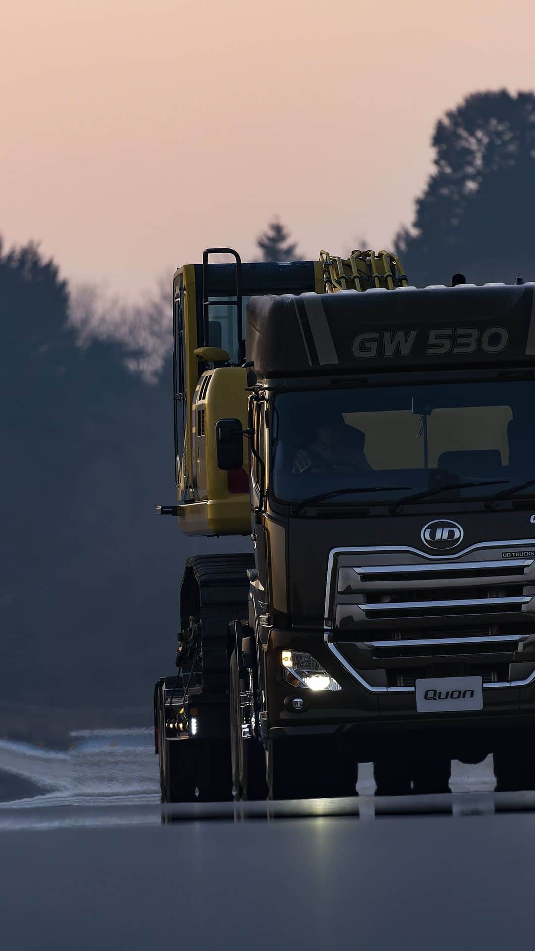 のインスタグラム：「Quon GW 6×4 新型トラクターの新しい動画を公開しましたので、ぜひご覧ください。  ～今日もこの相棒と、もっといい明日へ編～  Watch the new video of Quon GW 6×4 Tractor.  #udtrucks #quon #gw #leadingpower #semitruck #tractor #トラック #トラクター #トレーラー」