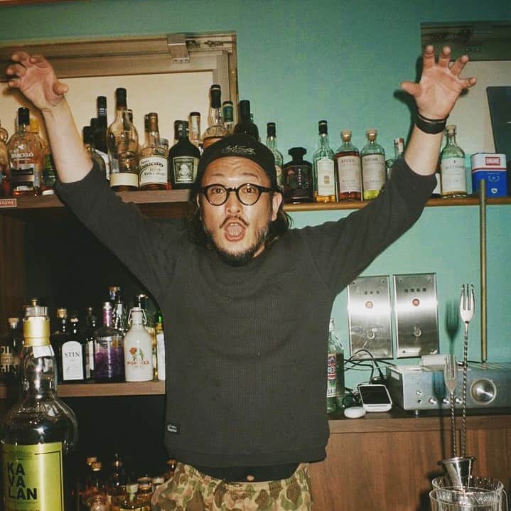 Bar Flatのインスタグラム：「送ってきてもろた。ザルディフエンス。 #hidehouse #BARFLAT #bar #バー #tokyotrip #tokyo  #東京 #shinjuku  #新宿 #yoyogi #代々木 #kitasando #北参道 #minamishinjuku #南新宿 #ステッカー #gin #ジン」