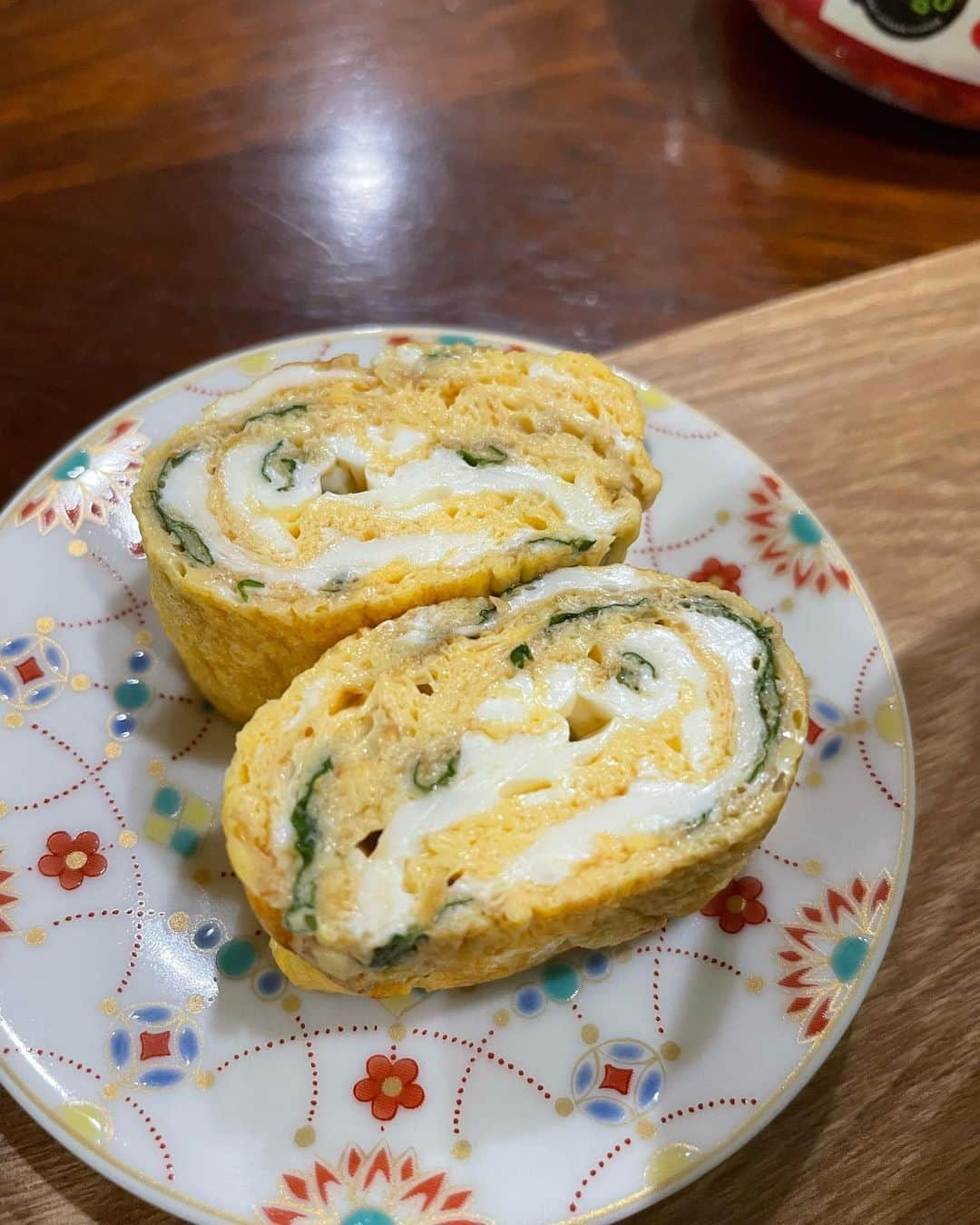 飯島直子さんのインスタグラム写真 - (飯島直子Instagram)「こんにちは^ - ^♪  今日は夏日になるそうですね 暑いのに暑苦しい動画をひとつ  14.15.16日のへんじすこしと おもうことすこしです＾＾  ひろみんGo〜Go〜！  39才誕生日おめでとう♪  hiro〜53才おめでとう！  のりこ！25回目結婚記念日おめでとう(*´∀｀*)  めぐこ！ダイエット頑張れᕦ(ò_óˇ)ᕤ  脂肪冷却エステ〜感想教えてね♪  イナンシャルプランナー受験 合格目指してガンバレ〜  のえ！早く元気になって退院できますように(*´-`)祈ってる…  誕生日おめでとう♪ 今日で嫌だった一年とさよならだ！^ - ^  8月末の全日本インカレガンバレ！応援してるよ！  コロナ…うん、本当に油断せず 気をつけようね(´･_･`)  ゆつぎ22才誕生日おめでとう♪  今日から仕事10年目突入！ 頑張ったね＾＾ファイトー！  10才の息子鼻骨骨折再手術 親子で頑張ってね！応援してるよᕦ(ò_óˇ)ᕤ  辛い報告ばかり…いいんだよ！ 未来の心配ばかりしないで やれる範囲で今を精一杯やろう 良くなる事祈ってるよ(*´-`)  りえこ！ガンバレ！応援してる ٩(๑❛ᴗ❛๑)۶  夏のホットフラッシュ… 地獄だす…小型扇風機を首から ぶら下げましょう(*´-`)  今朝は納豆切れのため チャーハン  冷凍すみれチャーハン(助っ人)  味噌汁(カクキュー八丁味噌)  葉  卵焼き(シソ、いつかの干しエビ)  今日は洗濯、掃除、雑草取りを するつもりです、つもりです。  姉がくるそうなので きっとなにかネタを提供して くれますね  みんな水分いっぱいとってね ╰(*´︶`*)╯♡」5月17日 12時13分 - naoko_iijima_705_official