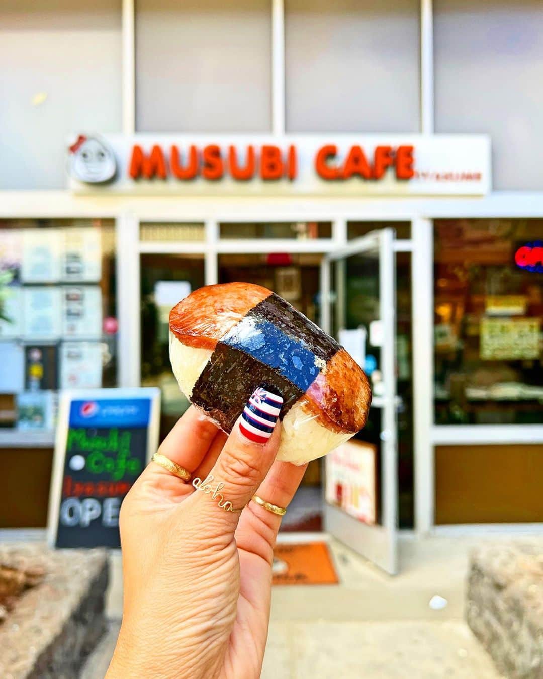 shihoのインスタグラム：「🧡🍙🧡🍙🧡 ・ 📍Musubi Cafe Iyasume ・ Hawaiiの有名なおむすび専門店 『むすびカフェ・いやす夢』 みんなも1度は食べた事あるのでは？♡ ・ ふわふわのご飯のスパムむすび。 これがまたとにかく美味しい🥹🧡 ・ Hawaiiの中で食べる〝日本食” ビーチで景色を眺めながら食べるのも 格別に美味しさを感じて 何個でも食べれちゃうなぁ。笑 ・ みんなはどの種類の スパムむすびがお好き？♡ ・ #hawaii#islandofoahu#oahu#ハワイ#trip #オアフ島#travel#loco_hawaii#travel_jp #funtorip#タビジョ#旅MUSE#genic_travel #genic_mag#たびねす#旅行#genic_hawaii #musubicafe#ワイキキ#waikiki#honolulu #musubicafeiyasume#cafe#food#oahuhawaii #tabijyomap_hawaii#lealeahawaii#2023」