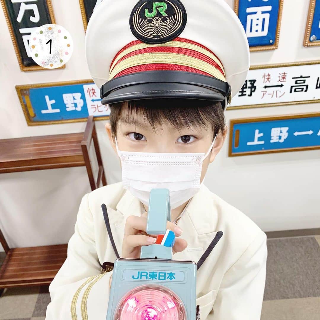 手紙社さんのインスタグラム写真 - (手紙社Instagram)「【東京蚤の市3択クイズ！　今日の出題者は「浅草車輌製作所」】 3枚の写真の中から正解と思う1枚をスクリーンショットで保存し、あなたのインスタグラムアカウントに「#東京蚤の市3択クイズ」を付けて投稿してくださいね。クイズに正解いただいた方の中から抽選で、プレゼントを贈呈します！　プレゼントはなんと出題してくれる出店者のもの。クイズは毎日投稿されるので、たくさんチャレンジしてここだけのお宝を手に入れましょう！  Q.浅草車輌製作所の「駅長の帽子」はどれでしょう？  ▼浅草車輌製作所（@kawano_kippu）からのメッセージ ヒント！　浅草車輌製作所では、かわのきっぷ®︎が作れます。  ＜クイズ概要＞ 投稿期間：5/13（土）〜5/27（土）  東京蚤の市（@tokyonominoichi）、手紙社（@tegamisha）の公式Instagram、各出店者のアカウントよりクイズを投稿します。投稿日から3日間の内に解答してください ＊今日のクイズは5/17（金）まで解答可  ＜参加方法＞ （１）3枚の名から、正解と思う1枚をスクリーンショットで保存 （２） あなたのインスタグラムアカウントに投稿！ （３）ハッシュタグ「#東京蚤の市3択クイズ」を本文中に入れて下さい。他にも好きなコメントをお入れください！ （４）正解し見事抽選に当たった方には、東京蚤の市事務局スタッフからインスタグラムを通してダイレクトメッセージを送ります （５）開催日当日、ステージインフォメーションへお越しください。事務局スタッフからのメッセージを提示してくださったら、プレゼントをお渡しします。  ーーーーー  【「第19回東京蚤の市」開催概要】 日程：2023年6月2日（金）〜4日（日） 時間：9:30〜17:00  【「第20回東京蚤の市」開催概要】 日程：2023年11月3日（金・祝）〜5日（日） 時間：9:30〜16:00  オンライン販売チケット：1,300円 会場販売チケット：1,700円（現金のみ）  会場：国営昭和記念公園 みどりの文化ゾーン ゆめひろば（無料区域）  #浅草車輌製作所#東京蚤の市2023#東京蚤の市#蚤の市#古道具#家具#雑貨#東京北欧市#北欧雑貨#アンティーク#アンティーク雑貨#ヴィンテージ#フリーマーケット#昭和記念公園#立川#イベント#プレゼント企画#tegamisha#nominoichi#tokyonominoichi#antiques#fleamarket#antique#vintage」5月17日 12時24分 - tegamisha