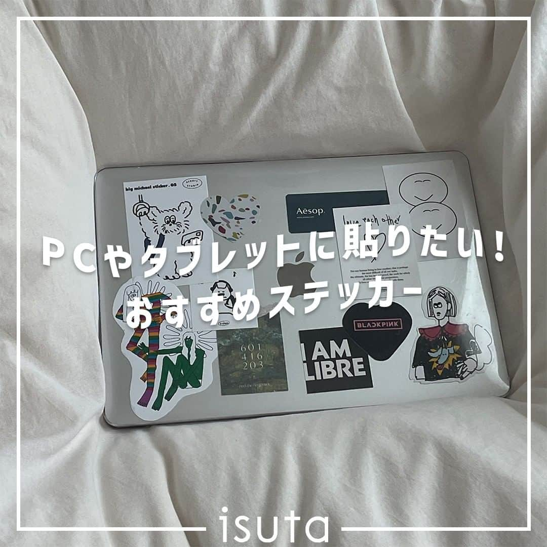 isutaさんのインスタグラム写真 - (isutaInstagram)「新生活が始まった際に、パソコンやタブレットを新しく購入したという人も多いはず。  そのままシンプルな状態で使用するのもいいけど、ステッカーなどを使ってオリジナルにアレンジしたくなってしまう気持ちもあるよね…。  かわいいステッカーとアレンジ方法をおさえて、自分だけのお気に入りデザインにしちゃお 💻 🌼  きっと見るたび気分が上がるはず ❣   ①「ナガシま モモ」さんのステッカー @momo__dh  ②平山昌尚さんのイラストステッカー @masanaohirayama  ③GADID ANONIEM（ガディッド アノニム） @gadidanoniem  ④in autumn（イン オータム） @inautumn_  ➄scooty studio（スクーティ スタジオ） @scooty_studio  photo by @_.lyr01  ✄-----------------------✄  姉妹アカウント @i_am_isuta も更新中  isuta編集部の日常のひとコマや 取材の最新レポを発信しているよ✍️˖°  ほかにも、エディターが気になる カフェやファッション、コスメをご紹介.・* ぜひフォローしてね🕊️  ✄-----------------------✄  #isuta#isutapic#isutacafe#イスタ #ナガシまモモ #平山昌尚#gadidanoniem #inautumn#scootystudio#ステッカー #ステッカーカスタム#ステッカー好きな人と繋がりたい #ステッカー好き#オリジナルアレンジ#デコった #デコレーション#コラージュ好きな人と繋がりたい #ゆるいイラスト#ゆるいらすと #ゆるいイラストが好きな人と繋がりたい #かわいいものが好き#かわいいデザイン#かわいい雑貨 #イラストレーター#韓国情報#韓国好き #韓国好きな人と仲良くなりたい#韓国雑貨 #雑貨好き#雑貨好きさんと繋がりたい」5月17日 12時25分 - isuta_jp