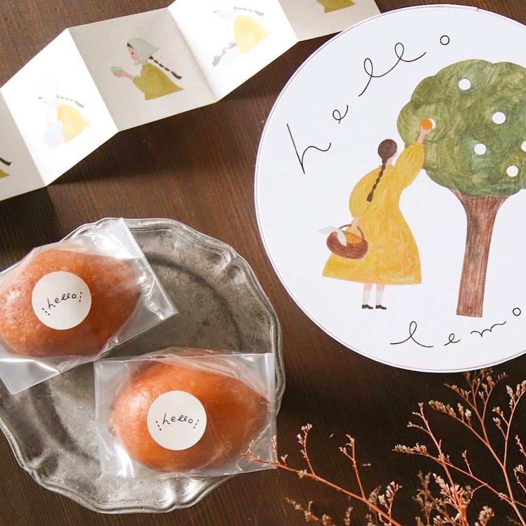 手紙社さんのインスタグラム写真 - (手紙社Instagram)「【「月刊手紙舎」hello lemon cake】 イラストレーターユニット、ネクタイさんと手紙舎のコラボ商品「hello lemon cake」は、オンラインショップ「月刊手紙舎」にてお買い求めいただけます。手紙舎のお菓子工房で焼き上げたレモンケーキを、ネクタイさんがこのために描き下ろしてくれたオリジナルBOXに入れてお届けします。レモンをまるごとたっぷり使用して焼き上げた今の季節にぴったりなさっぱりとした味わいです。自宅のおやつタイムはもちろん、個包装ラッピングのためギフトにもおすすめです。  ＊手紙舎カフェのお菓子は5/8〜5/22の期間で注文を受け付け、6/8〜6/22の期間に随時発送いたします。  ▶︎手紙舎おやつ「@tegamisha_oyatsu」プロフィールのURLよりご注文いただけます！  2023.5.17  #手紙舎#手紙社#月刊手紙舎#tegamisha#手紙舎おやつ#手紙舎オンラインショップ #ネクタイ#レモンケーキ#lemoncake#手作りお菓子」5月17日 12時19分 - tegamisha