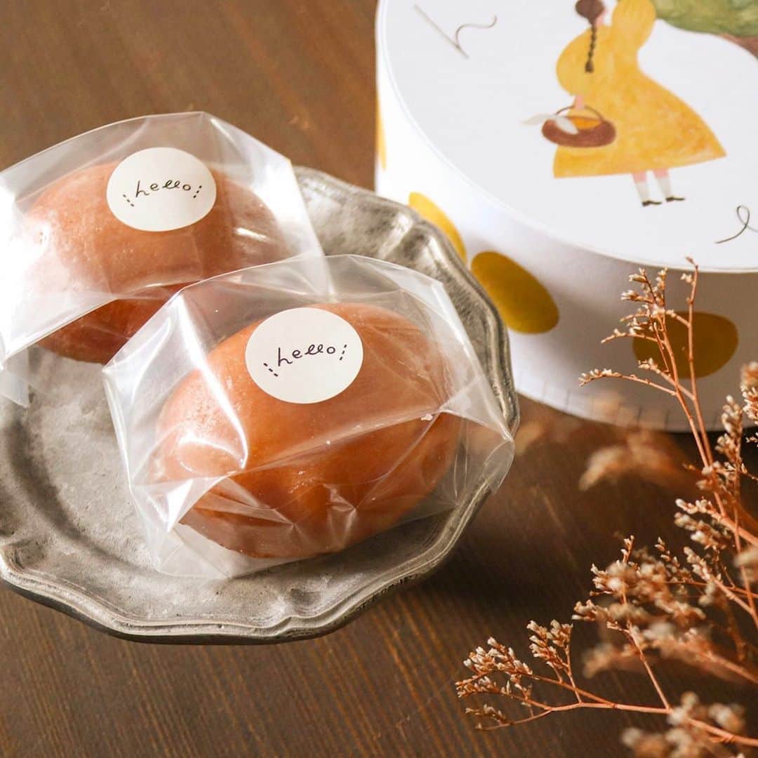 手紙社さんのインスタグラム写真 - (手紙社Instagram)「【「月刊手紙舎」hello lemon cake】 イラストレーターユニット、ネクタイさんと手紙舎のコラボ商品「hello lemon cake」は、オンラインショップ「月刊手紙舎」にてお買い求めいただけます。手紙舎のお菓子工房で焼き上げたレモンケーキを、ネクタイさんがこのために描き下ろしてくれたオリジナルBOXに入れてお届けします。レモンをまるごとたっぷり使用して焼き上げた今の季節にぴったりなさっぱりとした味わいです。自宅のおやつタイムはもちろん、個包装ラッピングのためギフトにもおすすめです。  ＊手紙舎カフェのお菓子は5/8〜5/22の期間で注文を受け付け、6/8〜6/22の期間に随時発送いたします。  ▶︎手紙舎おやつ「@tegamisha_oyatsu」プロフィールのURLよりご注文いただけます！  2023.5.17  #手紙舎#手紙社#月刊手紙舎#tegamisha#手紙舎おやつ#手紙舎オンラインショップ #ネクタイ#レモンケーキ#lemoncake#手作りお菓子」5月17日 12時19分 - tegamisha