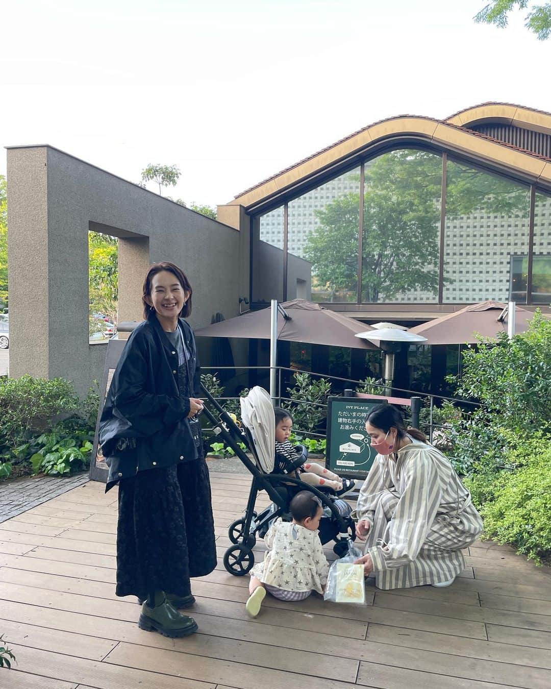 板橋よしえのインスタグラム：「. 久しぶりにHALCALIのふたりと会えたっ🥹❤️ ふたりがまだ15歳！？16歳！？の頃からのお付き合い！今はHALCAちゃんが大阪に住んでいるので、前みたいな頻度ではなかなか会えなくなっちゃったけど🥲東京に来る度会いたいよ❣️❣️❣️ HALCAちゃんの👶🏻💕もYUCALIちゃんの👶🏻💕も抱っこ出来てうれしかった～✨ 歩いているだけでただただかわいい、ずーっと見ていられる癒しの空間❤️また遊ぼうね～❤️」