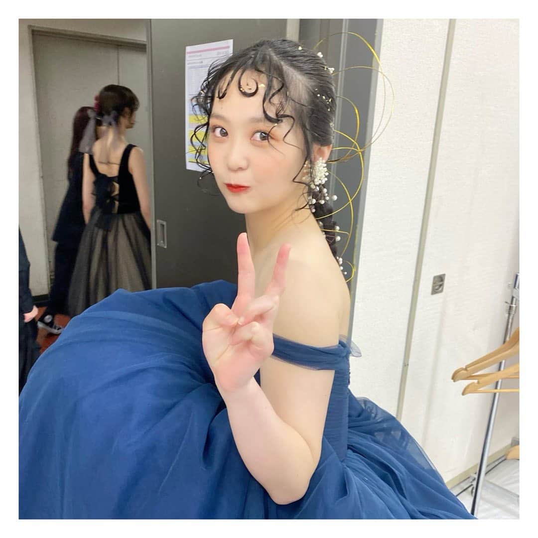 和智日菜子のインスタグラム：「・ ・ ・ ・  #オフショット  舞台裏👗♡  ヘアメイクの時、多分楽屋で1番はしゃいでた😂笑  ・ ・  楽しかったなぁ💌♡  #ファッションショー #ファッションショーモデル #ビューティーコレクション #撮影モデル #撮影会モデル #ヘアモデル #サロンモデル #宇宙ヘア #ヘアセット #金箔ヘア #ヘアアレンジ #ロングヘアアレンジ #タイトヘア #ウェディングドレス #ウェディングヘア #ウェディングドレス試着 #ドレス #ドレス試着 #ドレスモデル #inity #アイニティ #大阪ヘアセット #大阪ヘアサロン #大阪ヘアアレンジ #ドレスショップ #いいね返し #likesforlike #like4likes #instalike」