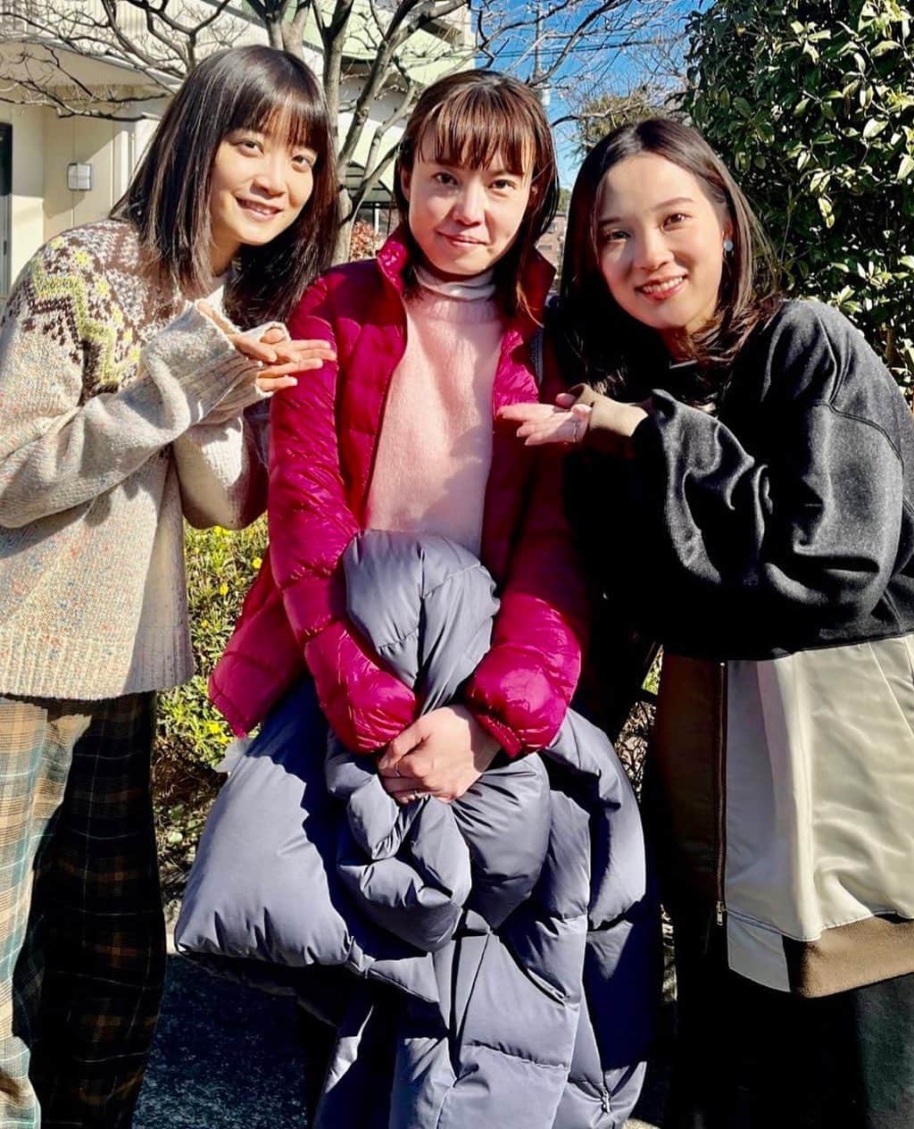 亜希子のインスタグラム：「こちらは映画『人生に詰んだ元アイドルは、赤の他人のおっさんと住む選択をした』(原作:大木亜希子/今秋、全国の映画館で公開予定)撮影現場にお邪魔した際、  ダブルアキコ (左:主演の深川麻衣さん 右:原作者の大木) で監督の穐山茉由さん(真ん中)挟んだ図🥰  えへへ。嬉しくて、照れましたな🐟♨️  @fukagawamai.official  @akiya.mamayu  大木亜希子」