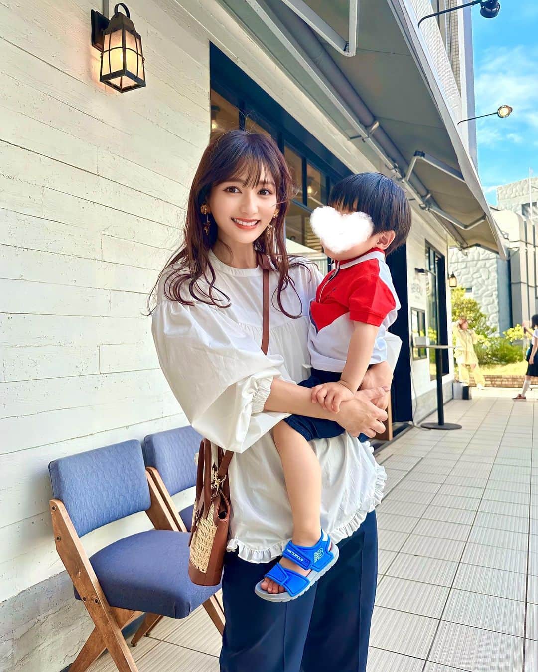 加藤瑠美のインスタグラム：「すっごく風が強かった日🌬️🌪️ このトップス、使えすぎてたくさん着てる😆🌈 パンツに合わせてもフェミニンに着られるし お袖のぽわんと感や裾部分のスカラフリルが可愛い…🤍  tops @ensuite_online × @yumi_kakiuchi #ensuite  bottoms @m_maglie_le_cassetto_official  bag @paris64world #paris64  sandals @jillstuart.jp #jillstuart  #coordinate#ootd#Japanese#rubi_fashion#東京ママ#年子ママ」
