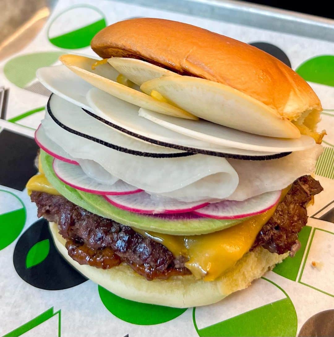 ケス Keisuiのインスタグラム：「【La Cime Shack】  @lacime_japan と @shakeshack @mark_rosati によるコラボバーガーがなんと2日間だけ登場します🍔🍟  色鮮やかなカブのスライスに、海老のソース、チーズパティがよく合う😋 そこに爽やかな酸味と軽やかな食感をもたらしてくれるのがなんと千枚漬け💯💯💯  Mix Juice Shake もフルーツ味たっぷりでやみつき大事件です⚠️  5/27 @ 外苑シェイクシャック 5/28 @ 梅田阪神シェイクシャック  僕もいるので会いにきてね🥰🥰🥰  La Cime is Osaka’s most renowned restaurant, currently ranked No.8 in Asia’s 50 Best Restaurants 2023 created an mazing burger with Shake Shack, and only available on 27th at Gaien/Tokyo and on 28th at Umeda/Osaka.   La Cime Shack, beef patty with La Cime Shack Sauce 🦐 topped with colorful fresh Black Radish, Red Radish and Senmaizuke. Nice texture and sourness 💯💯💯  Also, will be serving MIX JUICE SHAKE 🍊🍌🍎🍑  #Worlds50Best #Asias50Best #50BestDiscovery #50BestTasteHunter #burger #shakeshack #lacime #yusuketakada」