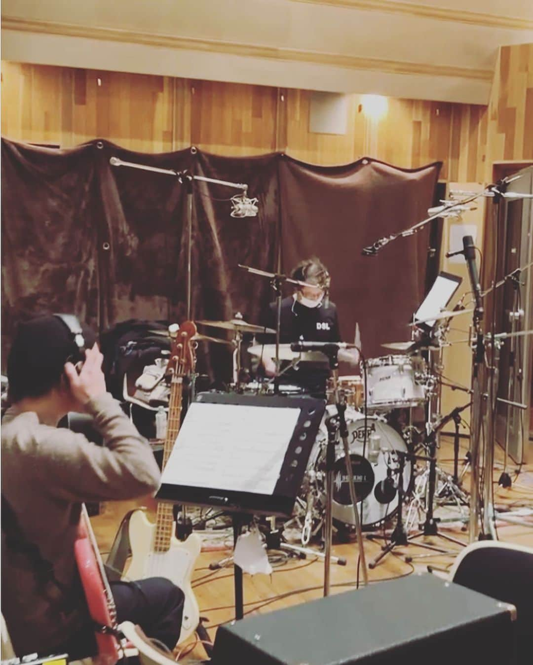 川江美奈子さんのインスタグラム写真 - (川江美奈子Instagram)「・ 『プレッツェル』 recording note  Drums 鶴谷智生 Bass カナミネケイタロウ Guitar 黒田晃年 Arrangement & Keyboards 村田昭 Vocals 川江美奈子 Recording & Mixing Engineer 今井邦彦 Assistant Engineer 椎葉大世, 西村空知 Mastering Engjneer 小柳令奈  レコーディング現場にミュージシャンが集まると、まずアレンジャーから今日の道行きがさらっと説明されるのですが、そこに加えていつも私からも一言「これは、ズバリ〇〇の曲なんです！」と丸裸の曲解説を添えさせてもらっています。ふむふむなるほど、とか、えええ〜っまじで？！とか色々反応してくれながら、皆さんそれぞれの楽器の位置へ。 そして、まるで永遠みたいだった遠い日の列車が走り出すのです。 私の抽象的な言葉やイメージを、それぞれのミュージシャンがどんなふうに受け取ってくださるか。その答えは音の中にあって、私はいつもその音を聴くたび、 「みんななんてロマンティストなんだ！」と内心思ったりしています。 ずっと昔から知ってたみたいな人達とのレコーディング。感謝！！  #プレッツェル #黒田晃年 #カナミネケイタロウ  #鶴谷智生 #村田昭 #川江美奈子 #今井邦彦 #敬称略」5月17日 12時35分 - minakokawae