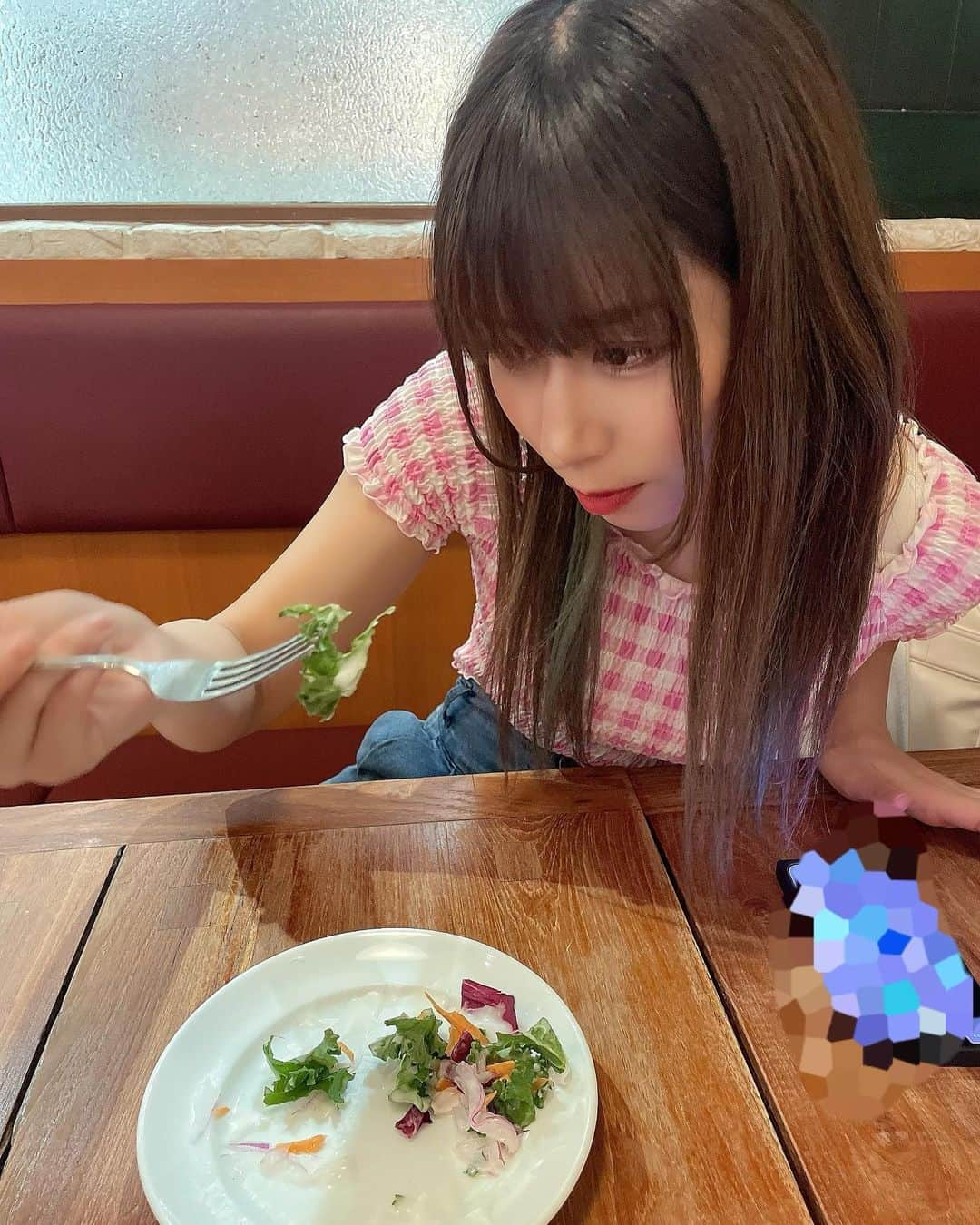 七星ジュリアのインスタグラム：「これはなんの野菜なのか 真剣に考えてたら 撮られてた(´・ω・｀)  真剣な顔とか滅多にしないけど こんな顔してるんだw  #七星じゅりあ #野菜とにらめっこ #真剣な顔も好きであれ」