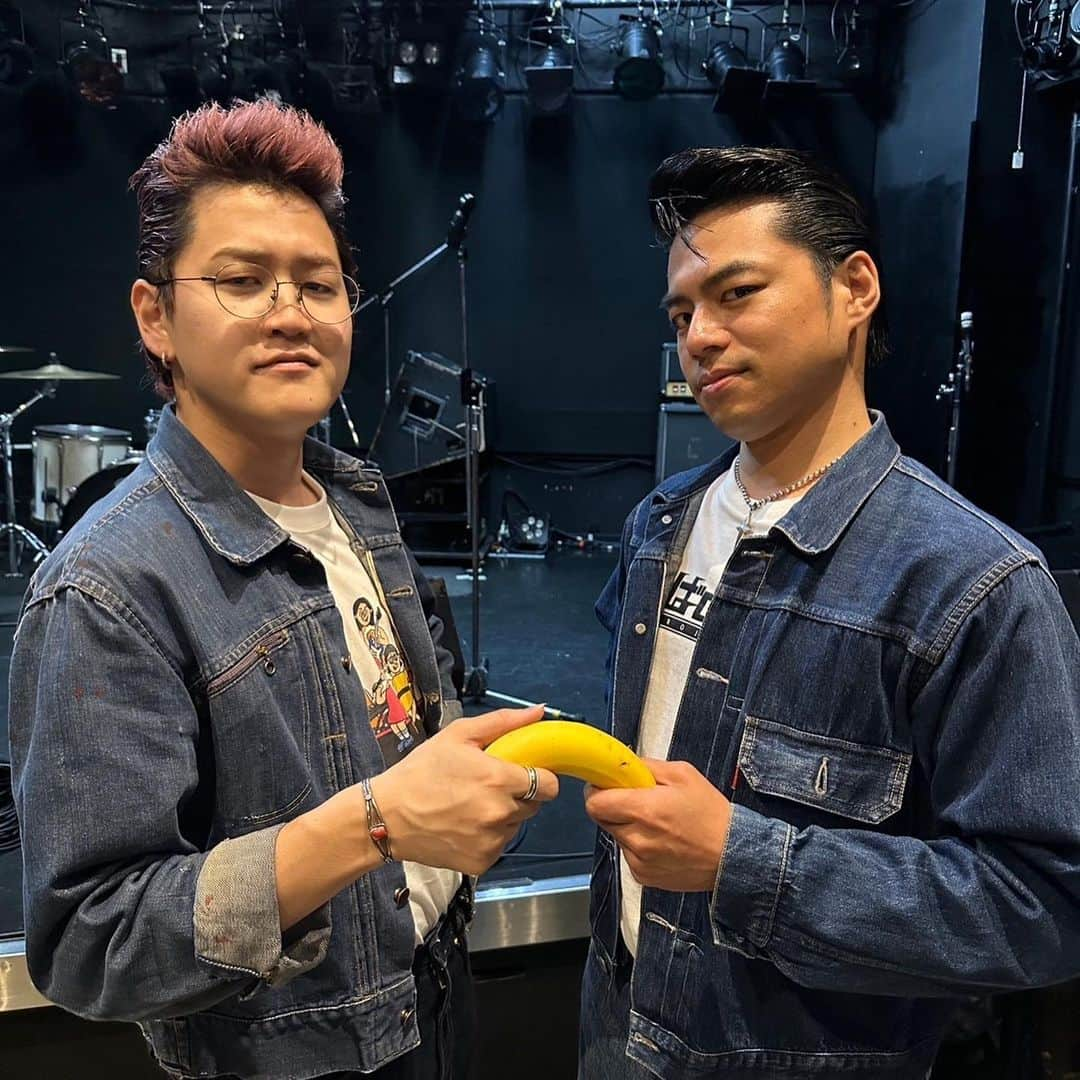 ウルトラ寿司ふぁいやーさんのインスタグラム写真 - (ウルトラ寿司ふぁいやーInstagram)「Rockabilly styling😍  The Biscuitsさんとの2MANでは、sukeくん、 @shigemi.katcut さんにロカビリースタイルにしていただきました☺️  ありがとうございました🎵  🍣────────────────┐ “誰がいつ見ても楽C”ライブをお届け！ 7人組 エンタメバンド #ウル寿司 直近のライブ情報はこちら🎙️ → @ultra_sushistagram  └────────────────🔥  #ウルトラ寿司ふぁいやー #ウル寿司 #ultrasushifire  #TheBiscats  #ビスキャッツ  #ロカビリーバンド #ロカビリースタイル #ロカビリー #rockabillyhair」5月17日 21時30分 - ultra_sushistagram