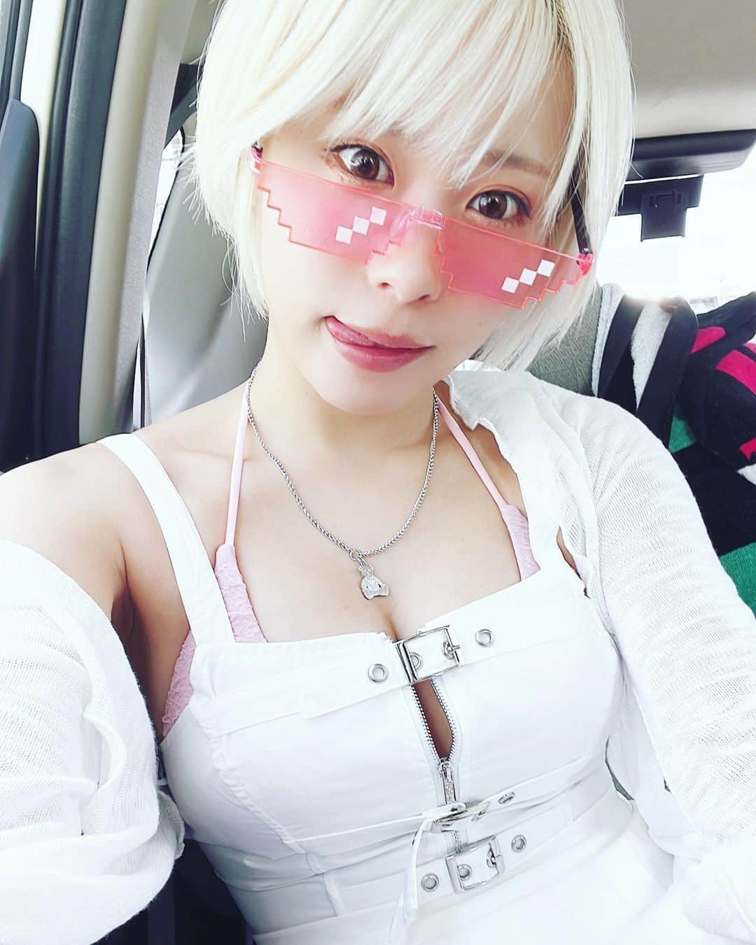 塚田綾佳のインスタグラム：「あやぽんは｢面白いサングラス｣を手に入れた！▼  いい天気だねぇ☀️ 今日は撮影だよぉ！！🐬🏝わぁい  みんな水分補給わすれずに🥤ꔛ‬♡‪  ー #あやぽんコーデ #アヤカップ #ドットサングラス #グラドル  #彼女とデートなうに使っていいよ #SNS用レンタル彼女 #SNSレンタル彼女 #金髪ショート」