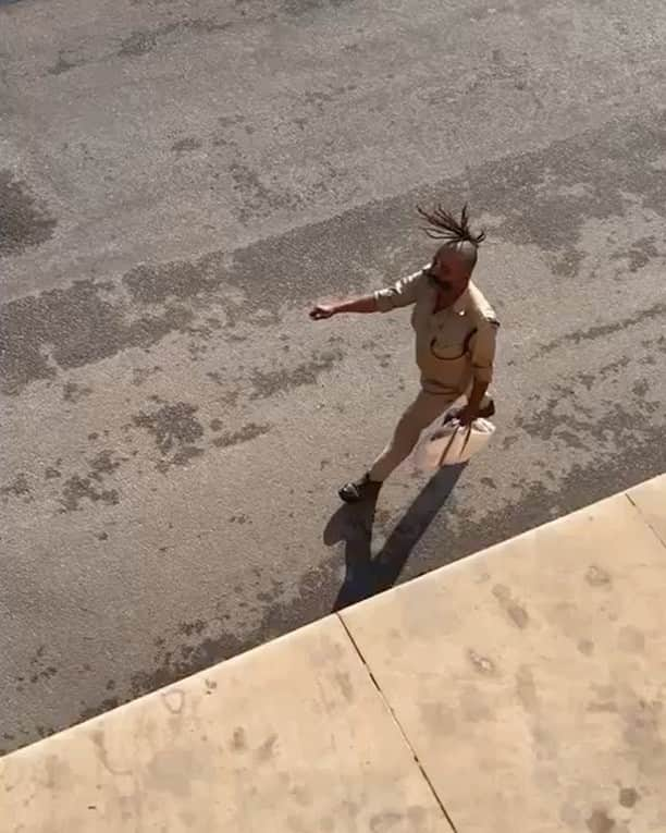 アミターブ・バッチャンのインスタグラム：「… in the heat of the day .. he carries his own fan to cool off」