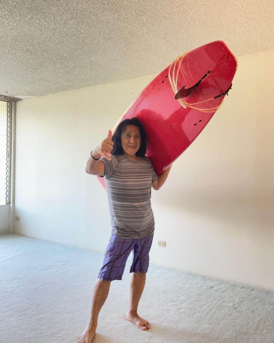 Ken Harakumaのインスタグラム：「Aloha🤙❣️ 日本時間早朝オンラインマイソールクラスとワイキキ午前のハイブリッドクラスが終わって、ランチはメキシカン。 午後はワイキキ正面サーフポイントカヌーズにゆったりロングで最高な波乗りタイムでした。 今日のサンセットも良さそうです🤙🤙🤙 ❤️❤️❤️🌺🌺🌺 @international_yoga_center  #サーフィン  #ワイキキ  #ヨガ  #アシュタンガヨガ  #ケンハラクマ」