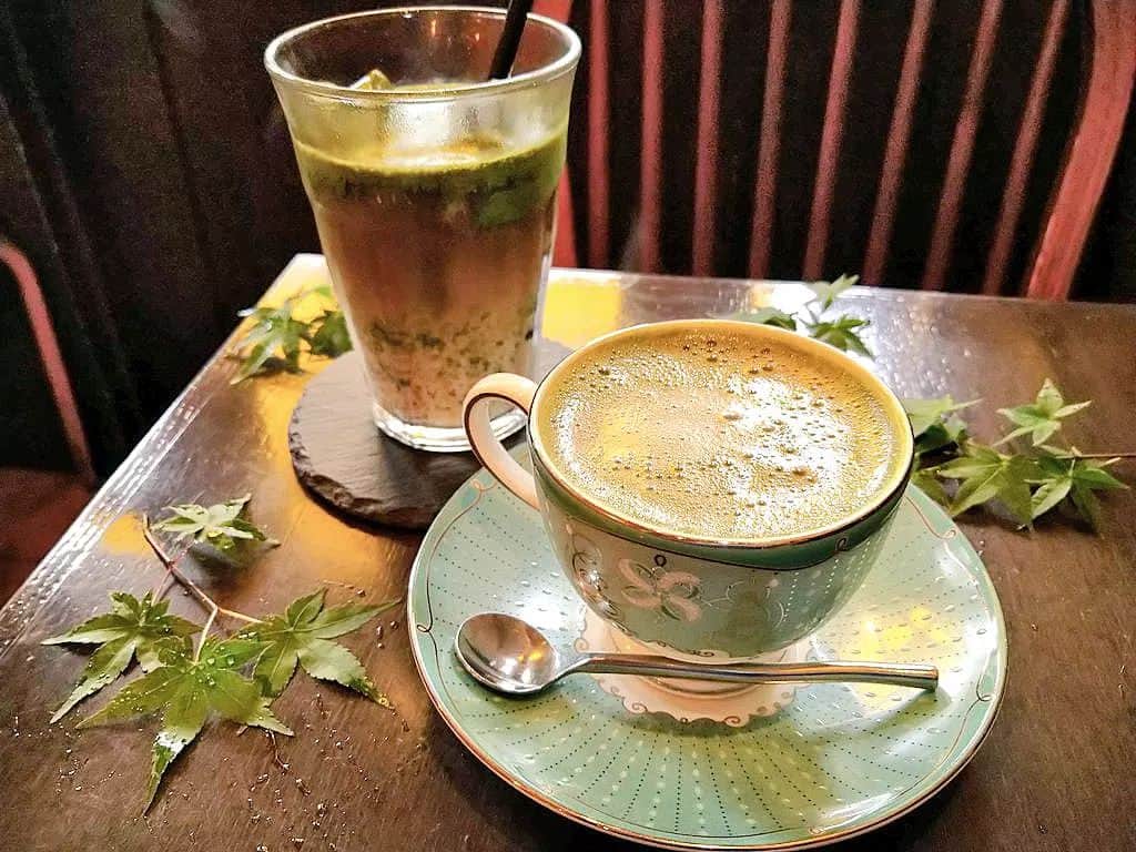 おいもカフェ金糸雀さんのインスタグラム写真 - (おいもカフェ金糸雀Instagram)「. 抹茶とコーヒーのハーモニー『カフェオレ抹茶』(税込680円)。 深煎りコーヒーと牛乳のカフェオレに、点てた抹茶を加えたアレンジコーヒーです。 ほろ苦い抹茶と甘いカフェオレの組み合わせが鎌倉っぽい和風仕立ての珈琲です♪ . #おいもカフェ金糸雀 #おいもカフェ #鎌倉 #小町通り #湘南 #神奈川 #カフェ #鎌倉カフェ #湘南カフェ #神奈川カフェ #鎌倉スイーツ #鎌倉グルメ #鎌倉観光 #鎌倉旅行 #鎌倉散歩 #鎌倉デート #カフェオレ抹茶 #カフェオレ #抹茶 #コーヒー #珈琲 #抹茶スイーツ #抹茶オレ #アレンジコーヒー #ウェッジウッド #牛乳 #青紅葉 #抹茶好き #kamakura #가마쿠라 . 《おいもカフェ金糸雀》 営業時間：10:00-18:00(L.O.17:30) 定休日：水曜日 248-0006 神奈川県鎌倉市小町2-10-10 小町TIビル1F TEL：0467-22-4908」5月17日 12時40分 - oimocafekanaria
