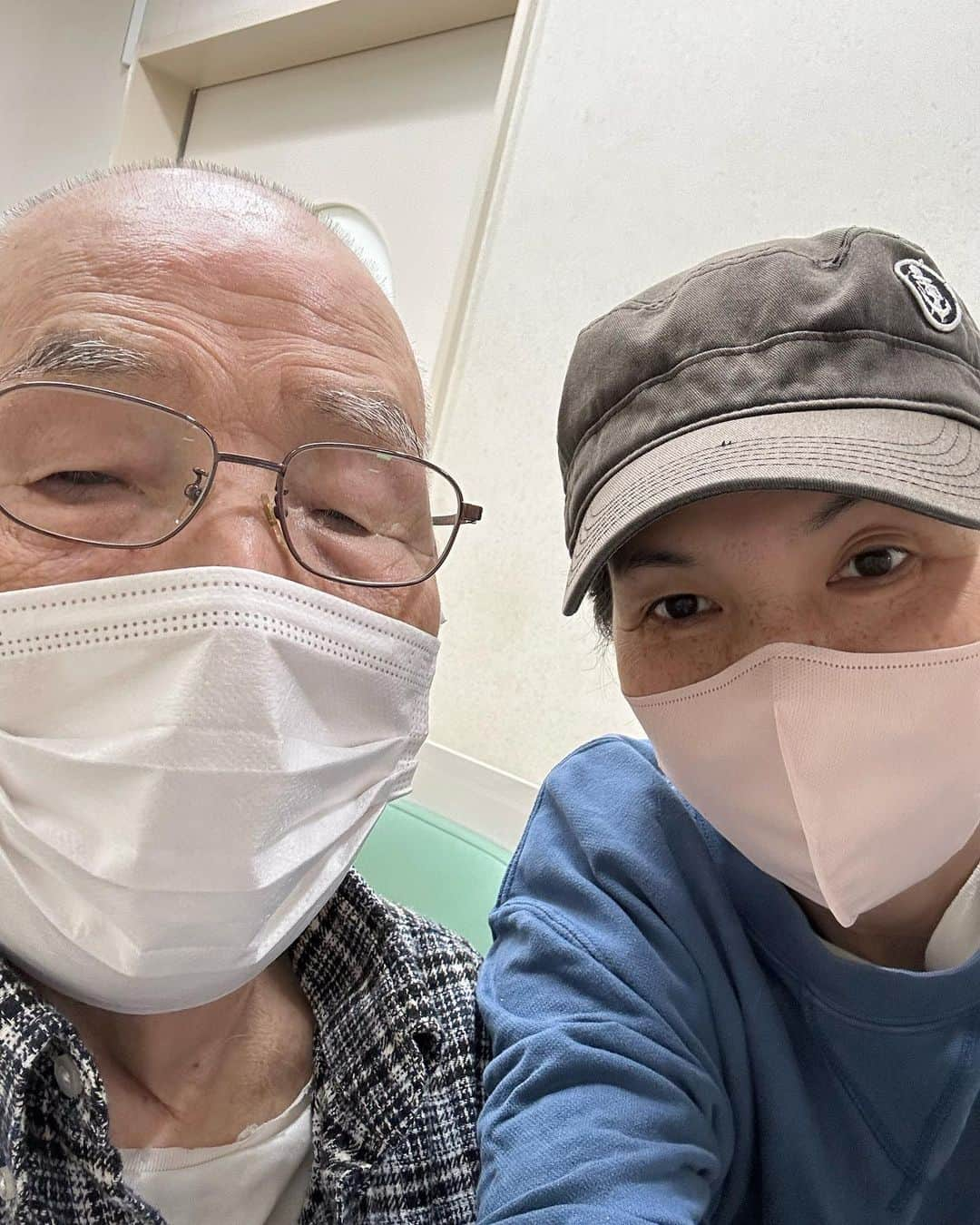 KAORUさんのインスタグラム写真 - (KAORUInstagram)「#お父さん #病院 🏥終わって 帰りに商店街まで行って いつも行ってた #コーヒーショップ へ☕️ お店のスタッフさん、覚えていてくれて🥲 軽く食べてそこからは歩いて（お父さんは車椅子）自宅へ🏠  ヘルパーさんが待っていてくれて家まで #車椅子 のまま運んでくださって （行きもタクシー乗せるまでヘルパーさん対応、助かります） お疲れのお父さんはすぐに寝ました💤  そんな私も疲れたー😓 ちょっと #昼寝 に入ります💤  #高次脳機能障害 #介護生活」5月17日 12時46分 - yukisaku_88