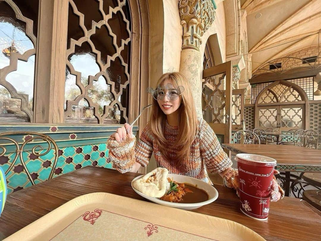 横井美穂のインスタグラム：「カレーエリア🍛 はじめてたべた🫨🤎 あ、ナンつき😋  #disneysea  #東京ディズニーシー #カレー」