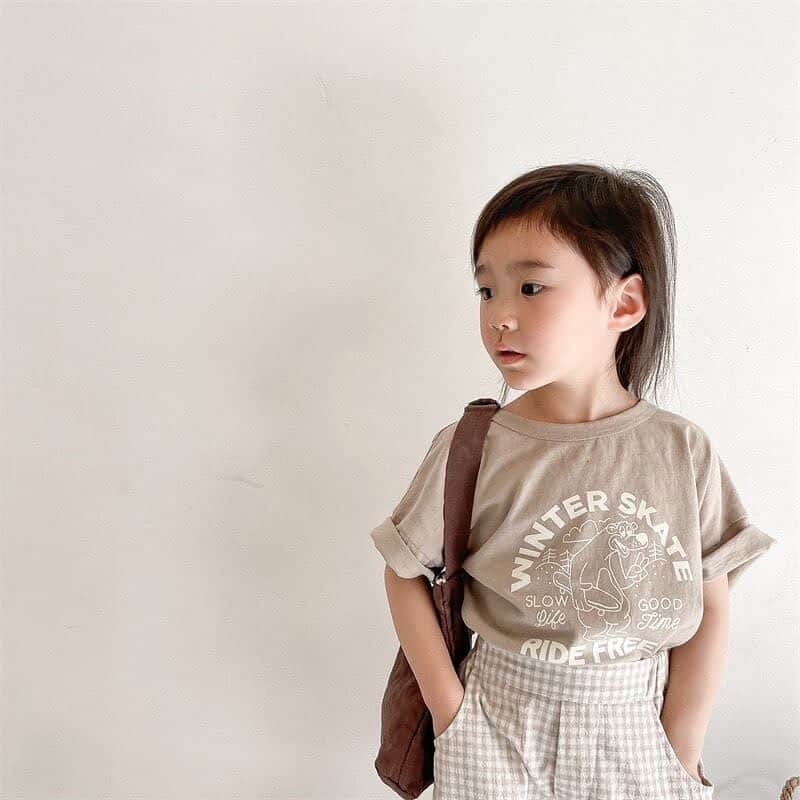 子供服のbig foRE:stさんのインスタグラム写真 - (子供服のbig foRE:stInstagram)「・  アメカジベアーTEE【T151】  アメカジテイストなベアーイラストがポイントの カジュアルなＴシャツ.ᐟ‪‪.ᐟ  身幅広めの肩落ちデザインで可愛い着こなしができます🧸ʾʾ  #子供服 #キッズコーデ #韓国子供服 #kidscode #outfit #おでかけコーデ#海外子供服 #おしゃれさんと繋がりたい #kidsjapan #セレクトショップ #女の子コーデ  #男の子コーデ#女の子ママ#男の子ママ#コドモノ #ベビフル#夏アイテム#お洒落さんとつながりたい#親ばか部#子供服通販#ナチュラルコーデ#プチプラ子供服#お洒落キッズ#赤ちゃんがいる生活#ママリ#子育てグラム#Tシャツ#キッズTシャツ#プリントT#アメカジテイスト」5月17日 12時53分 - olpemi_