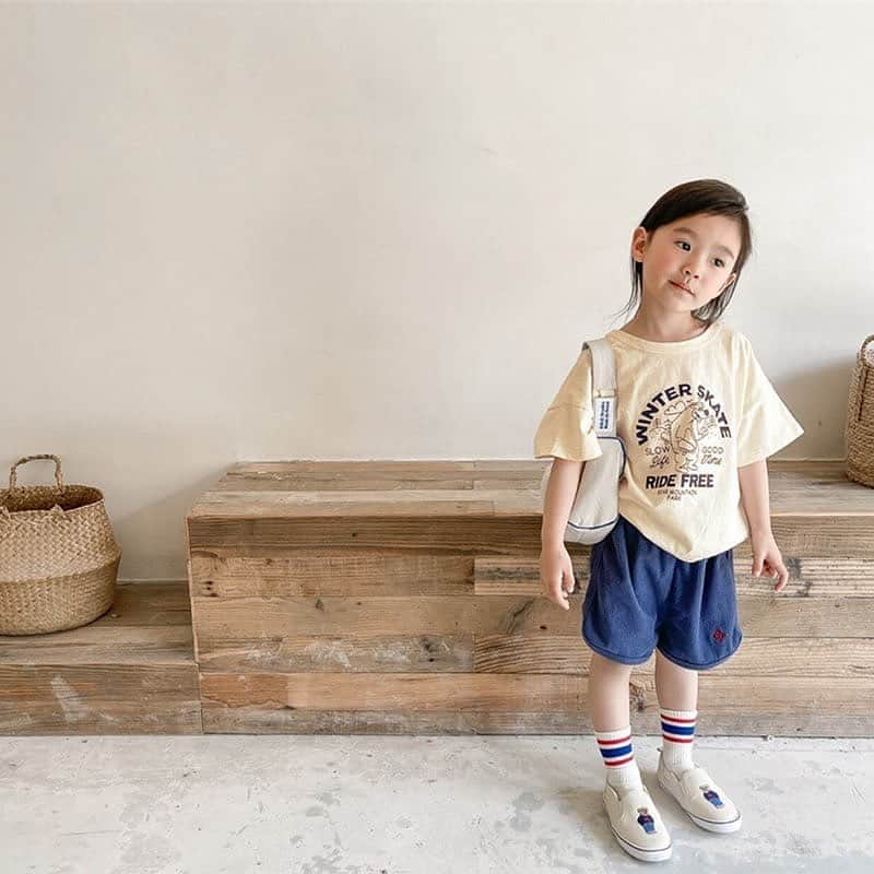 子供服のbig foRE:stさんのインスタグラム写真 - (子供服のbig foRE:stInstagram)「・  アメカジベアーTEE【T151】  アメカジテイストなベアーイラストがポイントの カジュアルなＴシャツ.ᐟ‪‪.ᐟ  身幅広めの肩落ちデザインで可愛い着こなしができます🧸ʾʾ  #子供服 #キッズコーデ #韓国子供服 #kidscode #outfit #おでかけコーデ#海外子供服 #おしゃれさんと繋がりたい #kidsjapan #セレクトショップ #女の子コーデ  #男の子コーデ#女の子ママ#男の子ママ#コドモノ #ベビフル#夏アイテム#お洒落さんとつながりたい#親ばか部#子供服通販#ナチュラルコーデ#プチプラ子供服#お洒落キッズ#赤ちゃんがいる生活#ママリ#子育てグラム#Tシャツ#キッズTシャツ#プリントT#アメカジテイスト」5月17日 12時53分 - olpemi_