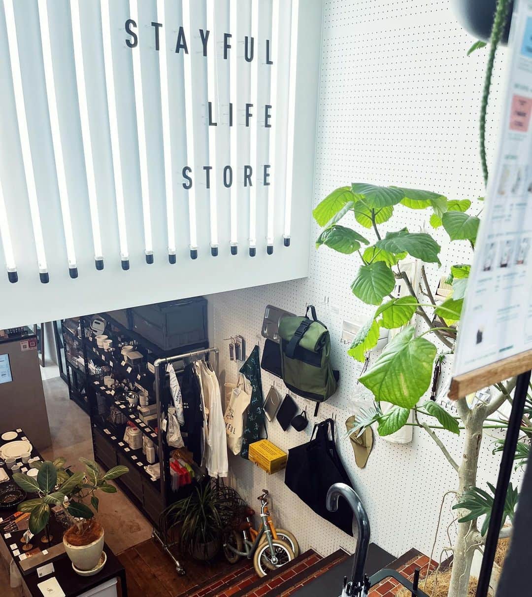 omomuroniのインスタグラム：「フリマの御礼 🧺🧺  遅くなりましたが5/14(日)のモノ好きフリマ at @stayful.jp に来てくださった方、 ありがとうございました！  開始30分はバタバタでしたが、 はじめましての方にも沢山お会いできて モノの話、しごとの話、ねこの話、 やきう話、アイドル話、韓ドラ話、横浜話、 いにしえのブロガー時代の話 … etc 楽しかったです。  素敵な場所をお貸し下さったSTAYFULさんにも感謝。 コーヒーも美味しかったよねぇー ☕️ 準備は大変だけど、イベントはたのしいね。  そして今わたしは、戻ってきた現実📦と格闘中…   ▶︎▶︎ FLEA MARKET 2023.05.14 Sun. at @stayful.jp  @mogu_travel  @tokyo_taipei  @kurara  @omomuroni」