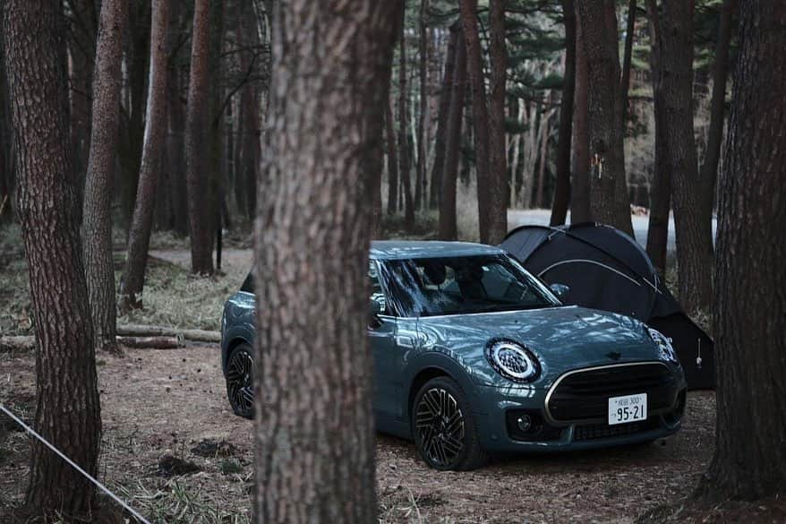 谷尻誠のインスタグラム：「Crew of MINI Friendとして少しの間MINI Clubman Untold Editionを借りてMINIオーナーにならせて頂いております。 若い頃、MINIに憧れていたので、このような機会を頂けて嬉しいです。 荷物も結構入るので、キャンプに出掛けてみましたが、なかなか良い感じでした。 走りも快調で、キャンプ場までの時間があっという間でした！ #CrewOfMINI #MINIJapan #MINIClubman @mini_japan」