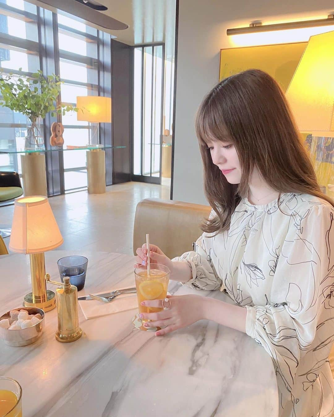 有村莉彩のインスタグラム：「☁️..おともだちとbills..☁️  ふわっふわで、すぐいなくなっちゃうパンケーキと ジューシーで満足感たっぷりの和牛バーガー🥰🫶🏻 ごはんどれもおいしそうで、どうするか迷っちゃって... 店員さんおすすめでセレクトしました🥞🍹🍔  銀座店の店内は、特にとっても素敵空間で、 ソファもふっかふか🛋️☁️ うっとり、のんびりしちゃう💭  お友達とはもちろん、デートでもおすすめ🎀  #bills #銀座」