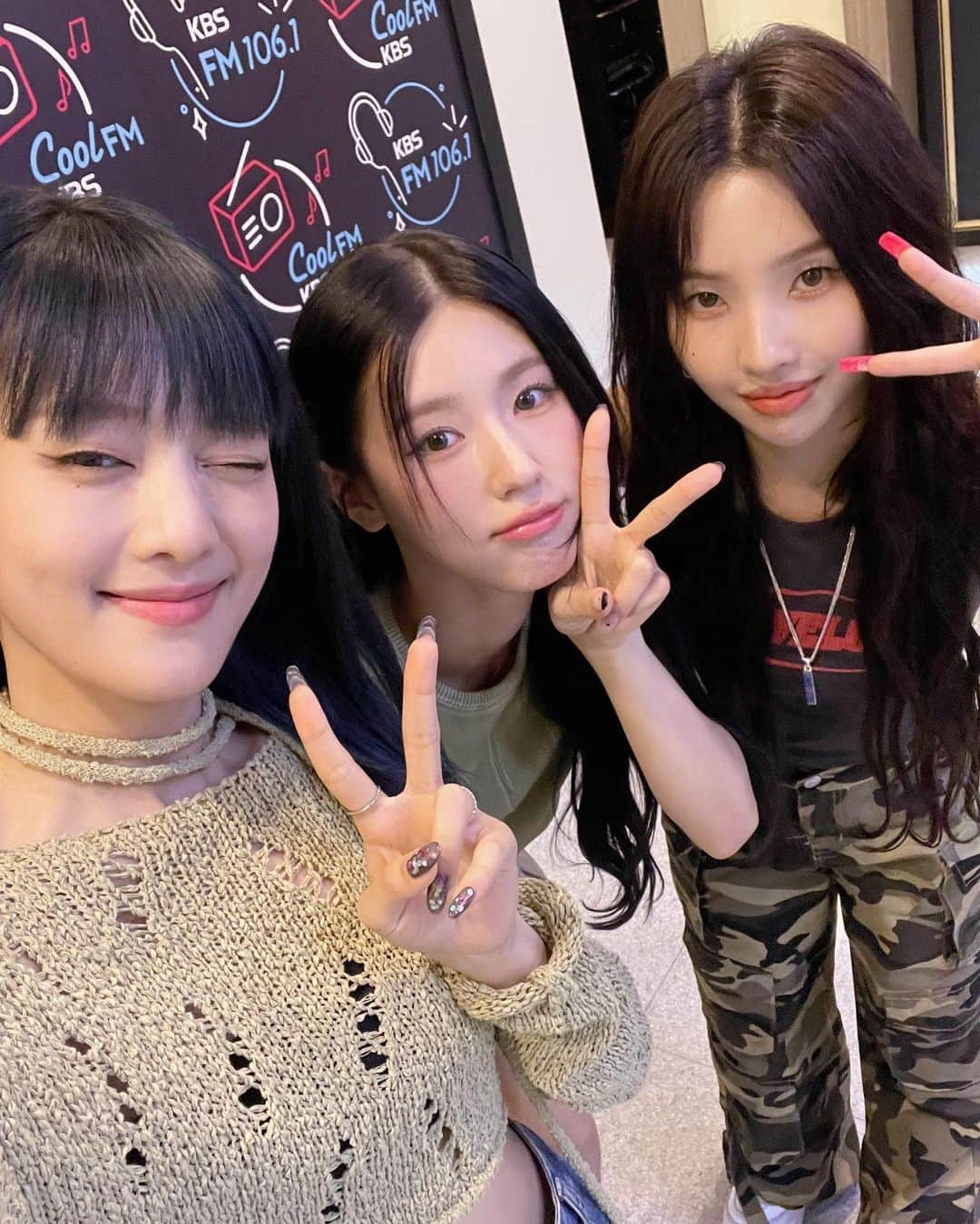 (G)I-DLEさんのインスタグラム写真 - ((G)I-DLEInstagram)「[📢] #여자아이들 #미연 #민니 #소연 : KBS Cool FM <이은지의 #가요광장> 출연 안내  잠시 후, '이은지의 가요광장'에 미연, 민니, 소연이 출연합니다! 가요광장에 놀러간 세 사람과 함께 즐거운 시간 보내요 🤗   ✔ KBS Cool FM 89.1MHz 또는 KONG APP을 통해 만나보세요!  #아이들 #GIDLE #I_feel #퀸카 #Queencard」5月17日 12時58分 - official_g_i_dle