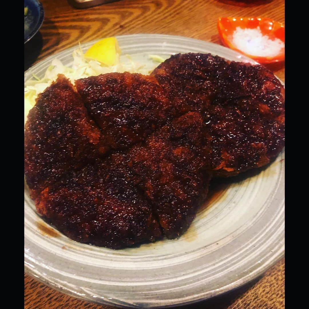 MONKYのインスタグラム：「昨日はレッスン後に渋谷MeWeへ♬  ほんとにここの肴は最幸幸幸！  舞茸の天ぷらや厚切りハムカツを食べながら井上陽水の名盤に耳を傾ける。。  最幸やないかーーーい！！  そして、昨日がMeWe21周年の誕生日とのことで0時を過ぎて伊達さん夫婦と乾杯！ ㊗️おめでとうございます㊗️  ほんとに友達を連れてきたくなるお店、MeWe。  いつもありがとうございます♬  そんなMeWeで6/23にCOSMIC JUNGLE feat.なかの綾でライブします。  まーーーー違いなく楽しいことになるので是非おいでませ。  そのメンバーでは２５日に逗子マッチポイントでも。  こちらは初めましてのお店で、料理が何だかとても美味しそうなので楽しみ楽しみ！  詳しいスケジュールはLink on Bio！  #cosmicjungle @cosmic_jungle2021」