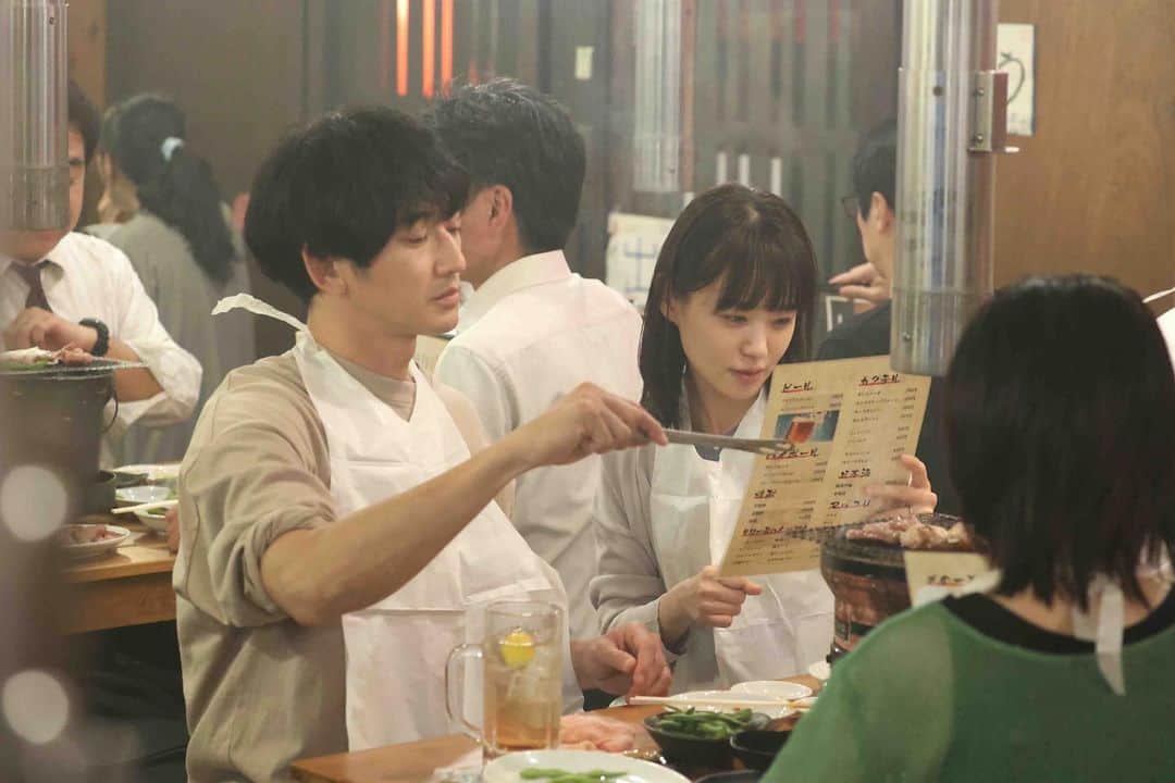 あなたがしてくれなくてものインスタグラム：「． 🫧場面カットをお届け🫧  「 #あなたがしてくれなくても 」 １８日(木)２２時から放送の 第６話より焼肉屋のみちと陽一🍻  どうぞお楽しみに👀❕  📣 ５話の #TVer 見逃し無料配信は 　　次回放送の5/18（木）まで！ 　　まだの方ももう一度見たい方も 　　お見逃しなく👀✨ 📺１〜３話も変わらず無料配信中 　　プロフィール欄のリンクからチェック！」