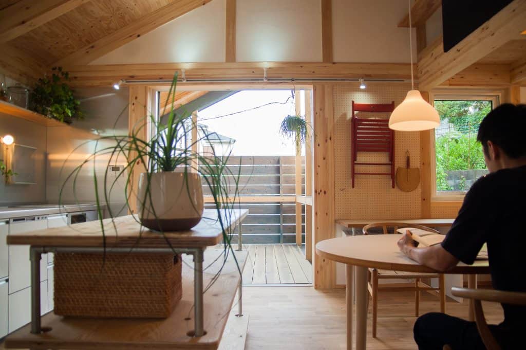 田中工務店／大阪／木の家のインスタグラム：「. ダイニングから続く屋根付きの半外空間。 家族の集まれる場所がLDK以外にもう1つあると、暮らしはぐっと豊かになる。  #tanakakomuten_dining  すべての人に、豊かな人生を。 @tanaka.komuten は、大切な人との豊かな時間という価値を、設計士とつくる木の家づくりを通してお客様にお届けしたい、大阪北摂・吹田市にある工務店です。ぜひフォローください🤲🏻✨  誰も教えてくれない『住まいのレシピ』をメルマガ📮で好評発信中。詳細は @sumai.no.recipe をご覧ください。  #工務店がつくる家 #家づくり記録 #家づくりアイデア #暮らしの記録 #田舎暮らし #木の家  #育児日記 #北摂ママ #ベビスタグラム #部屋作り #おうちづくり #注文住宅 #大阪注文住宅 #新築 #マイホーム  #おうちキャンプ #outdoors #camping #dIY   @hokusetsu_camp 絶賛応援中 北摂でキャンプをしよう🏕✨」