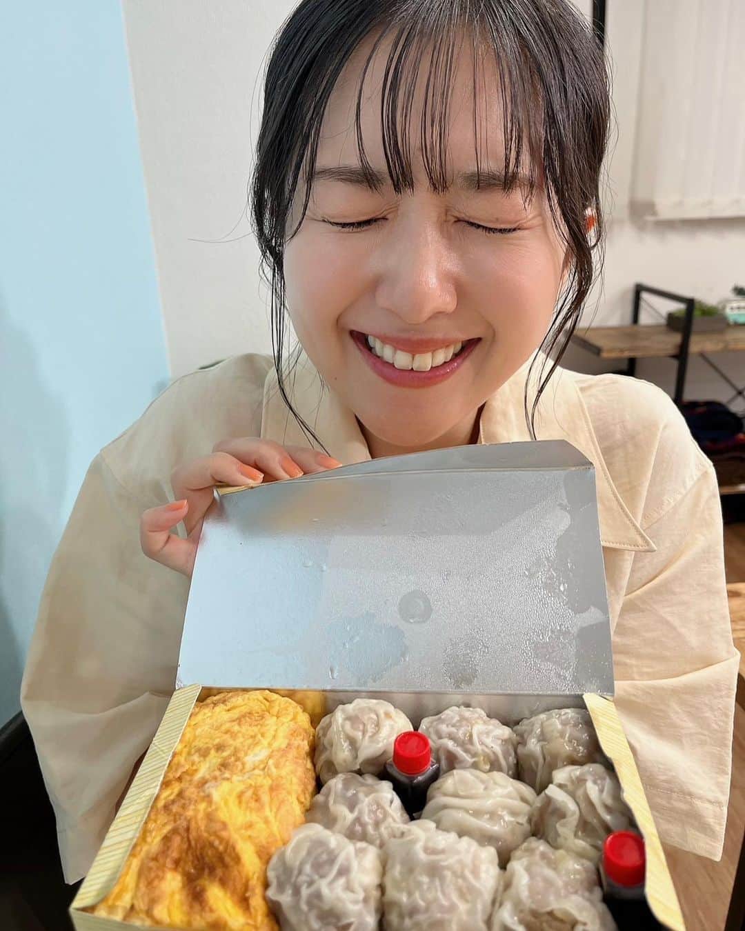 茅野愛衣のインスタグラム：「かやっぷ生配信！ 昨晩はかやろんの皆さんと楽しみましたよ〜🍶  休憩時間に食担当が買って来てくれたシュウマイと卵焼きが美味しかったので記念撮影😋 皮が薄めだから、しっかりお肉を堪能できるの！！ 大好きな山椒がついてるのもポイント高し…！ 楽しく呑んで食べて、幸せな撮影でした〜（茅）」