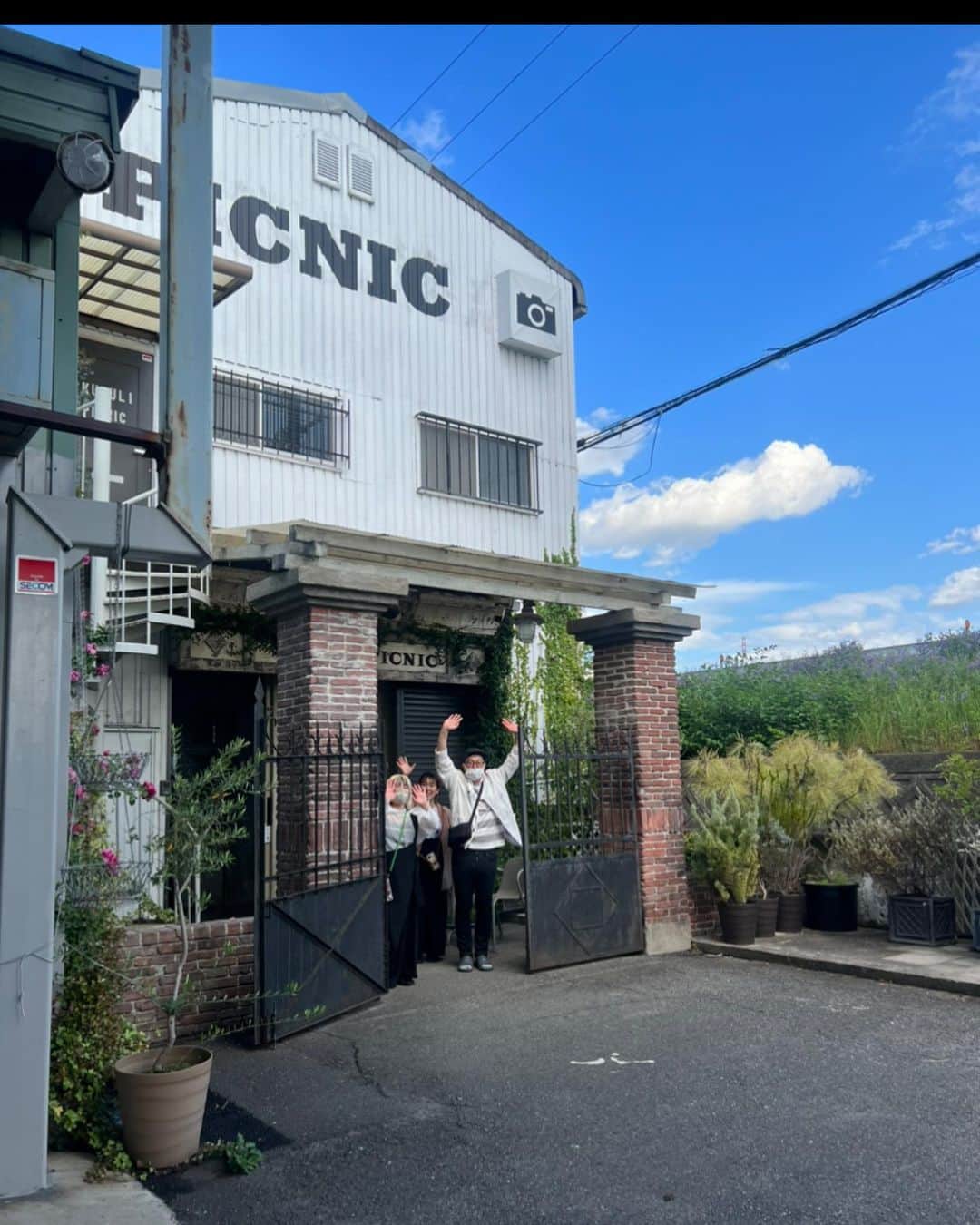 のインスタグラム：「月曜日 大阪での楽しかったお仕事  川沿いにあるオシャレなstudioで撮影してきました。 たくさんの方にお世話になって☺️ 皆さんと集合写真撮ればよかった〜  楽しい時間を ありがとうございました！  #撮影 #大阪 #ありがとうございました #NMTinc. #NamiIshibashi」